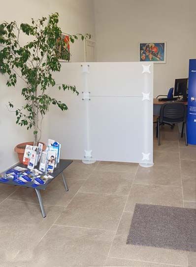 espositore display su palo singolo autoportante a ripiani circolari componibili per negozi e vetrine