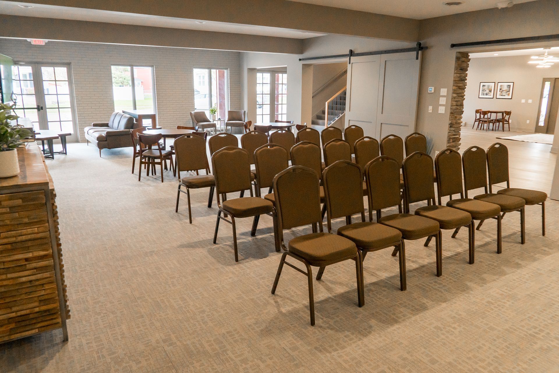 A room with rows of chairs and tables in it.