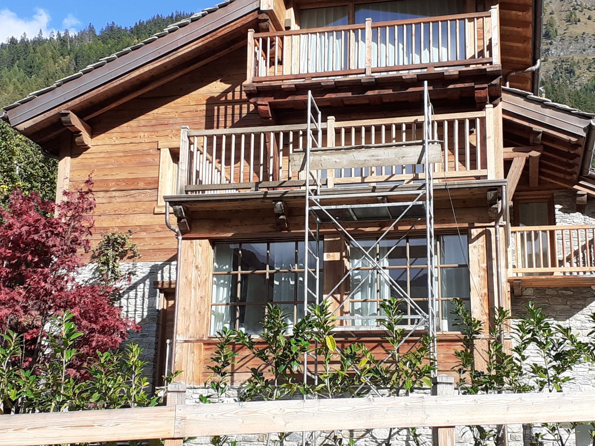 Una stanza vuota con molte finestre e cartongesso