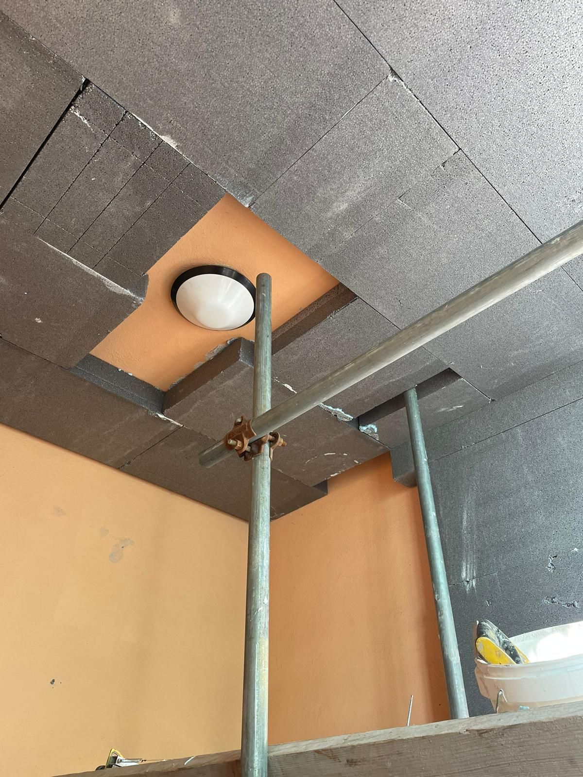 Un seminterrato in costruzione con isolamento su pareti e soffitto.
