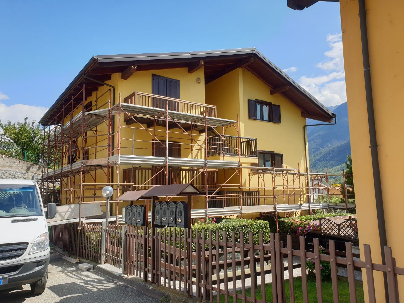 Si sta costruendo un grande edificio con una gru sullo sfondo.