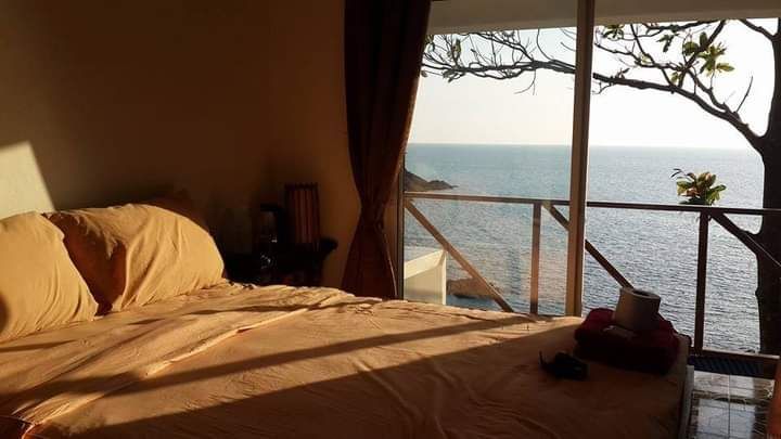 Cliff top bungalow with great sunset view