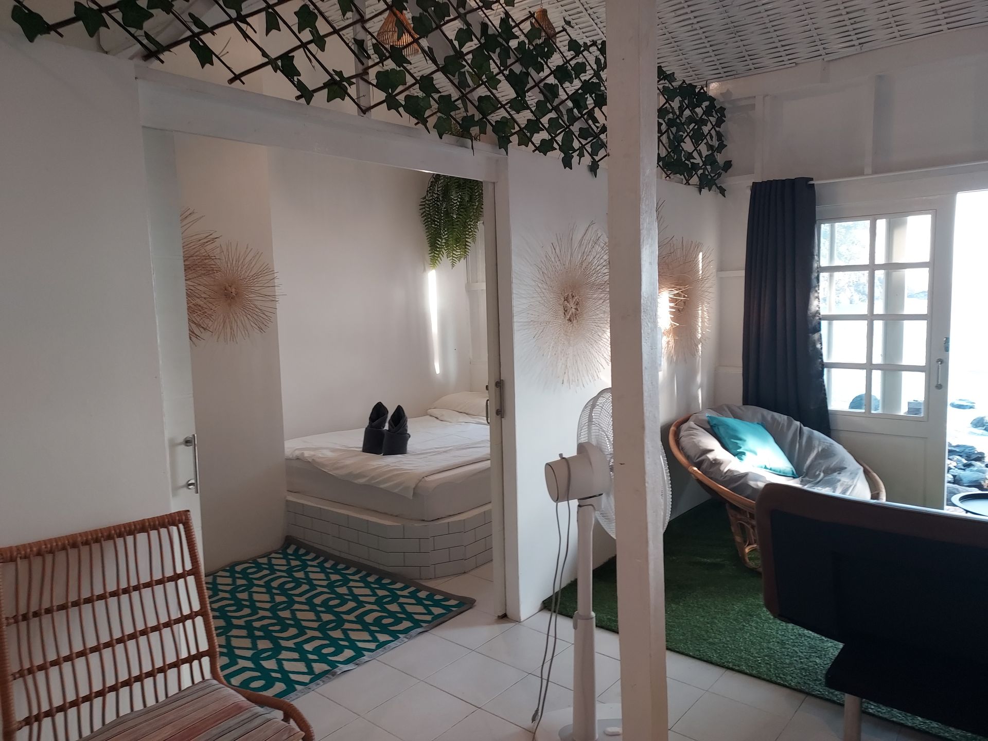 living room and one of the bedrooms in the familyroom, the boathouse.