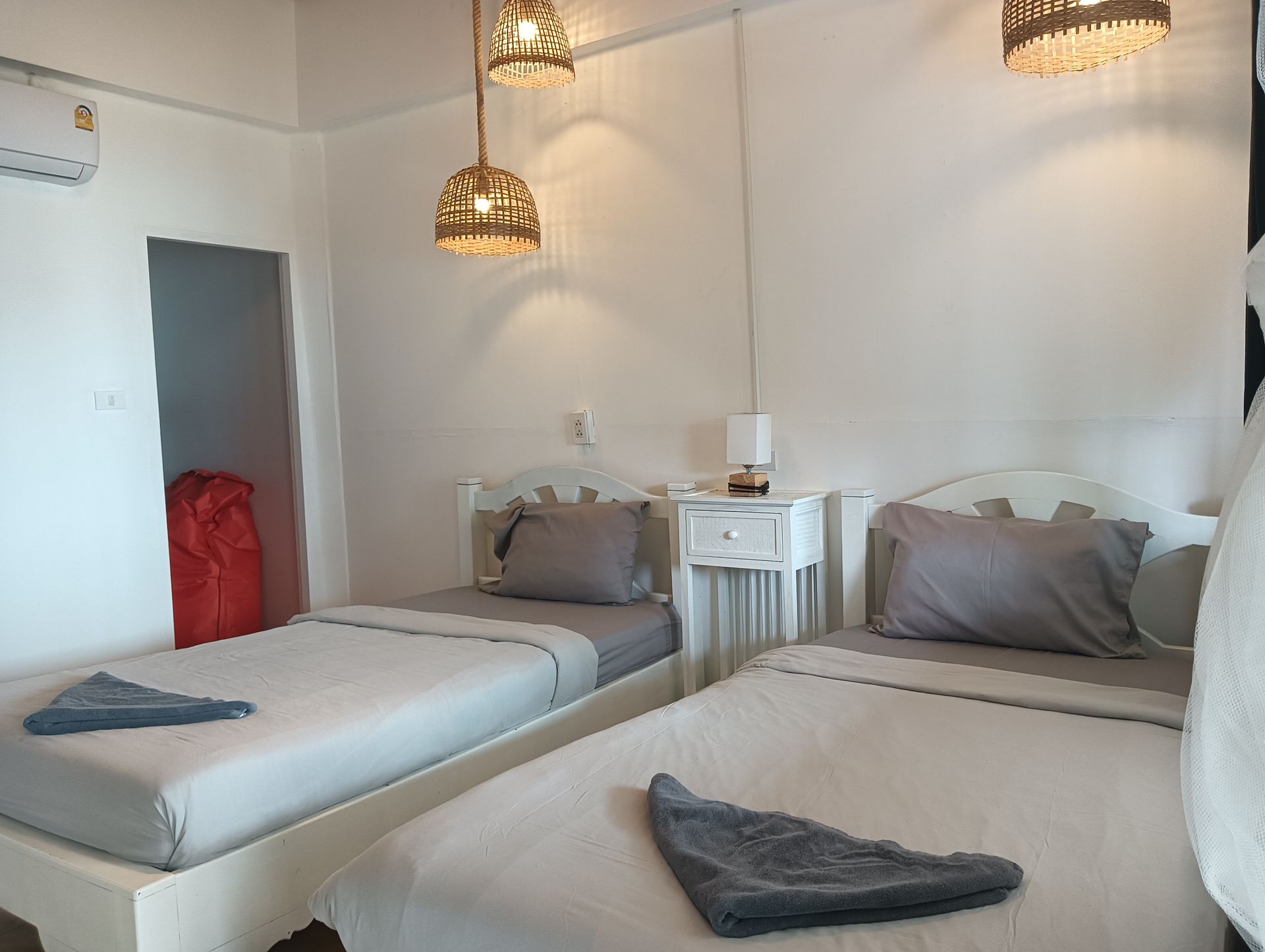 twin bed, garden room with patio