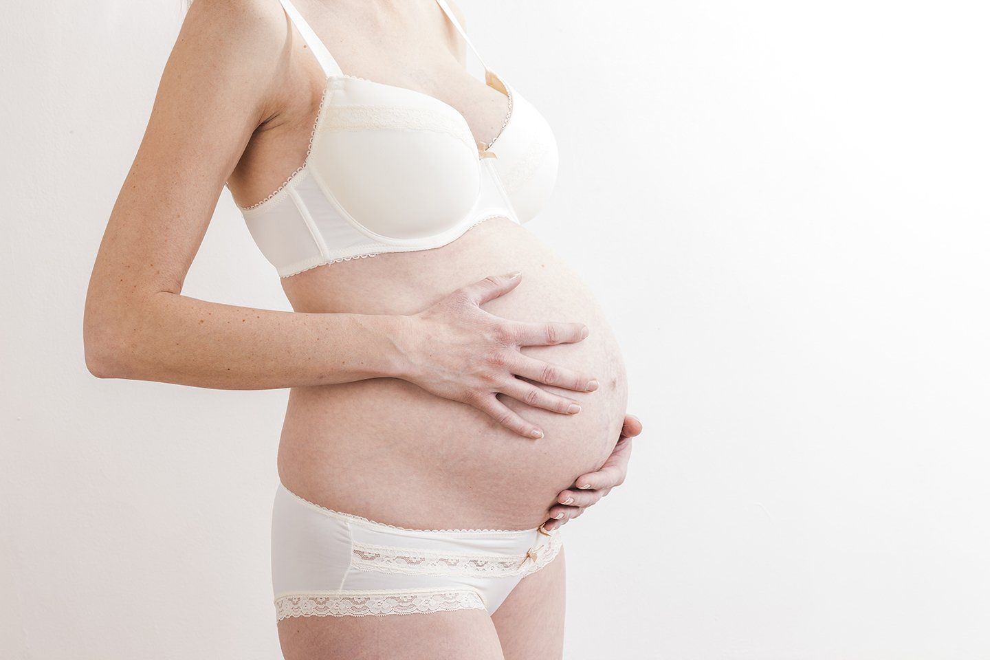 Donna incinta con biancheria intima apposita