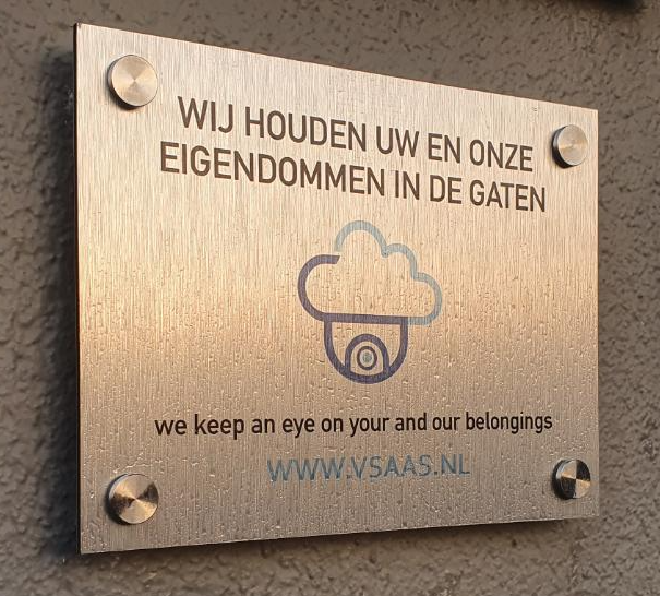 A sign that says wij houden uw en onze eigendommen in de gaten