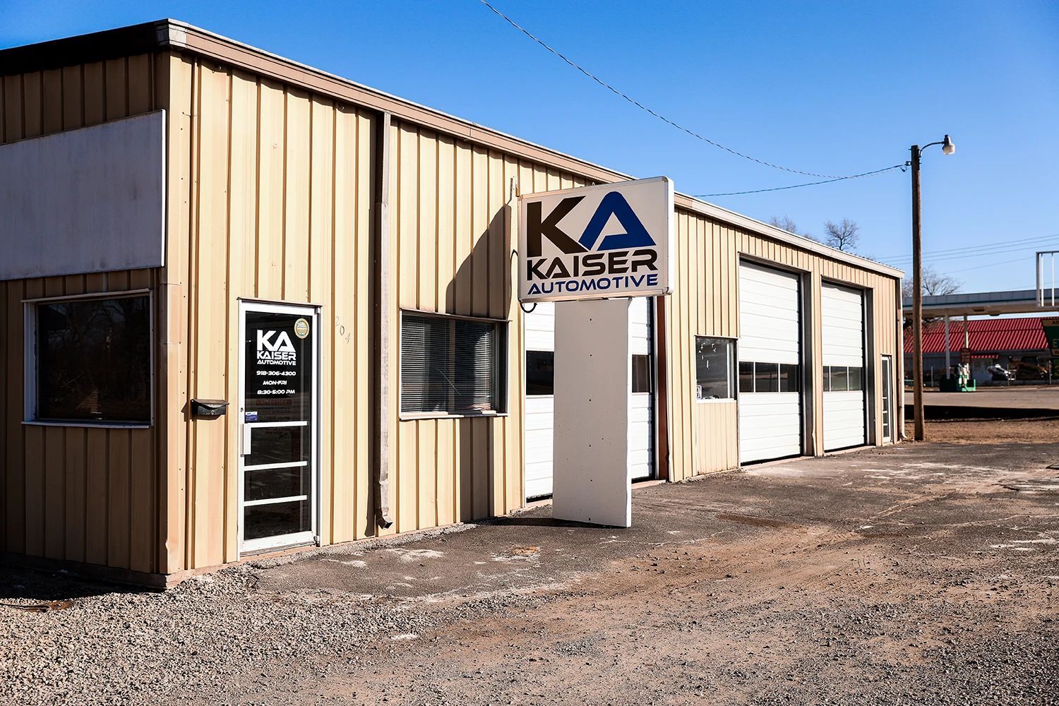 Exterior view of Kaiser Automotive shop with a sign and garage doors | Kaiser Automotive