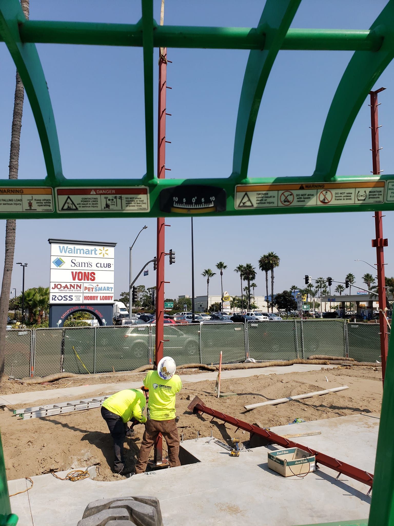 A construction site with a sign that says ' lg ' on it