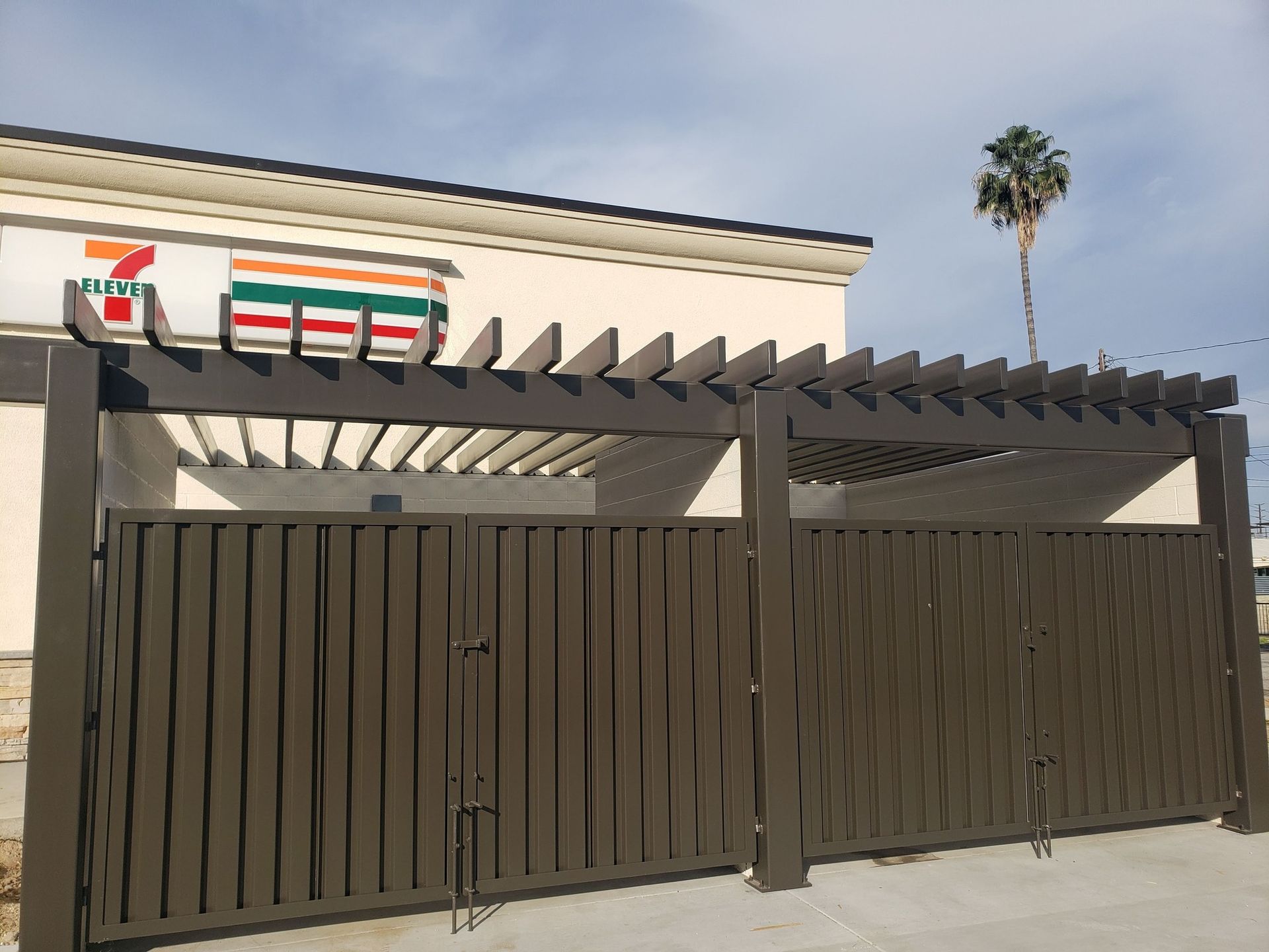 A 7 eleven store with a pergola on top of it