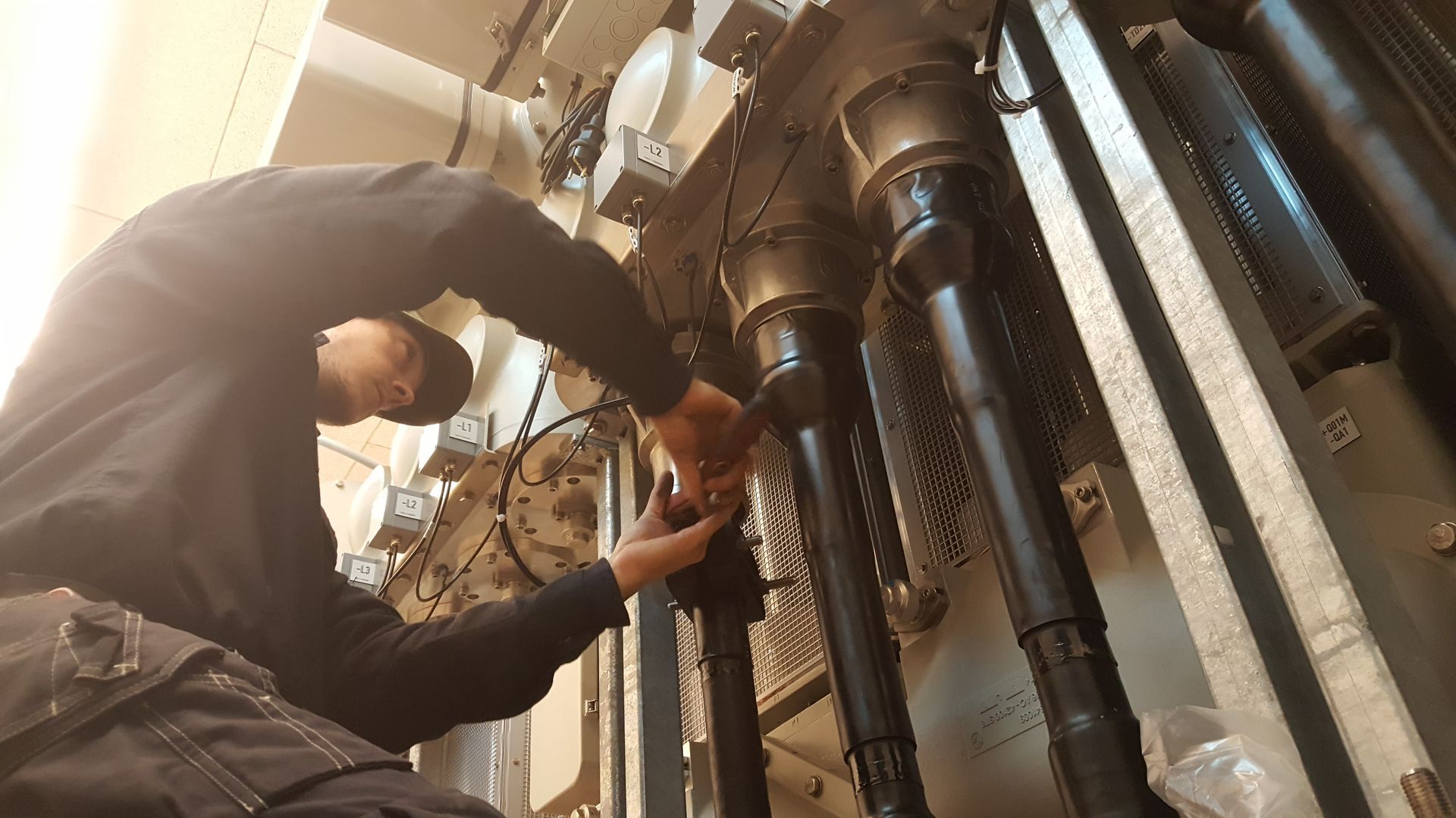 En mand arbejder på en maskine på en fabrik.