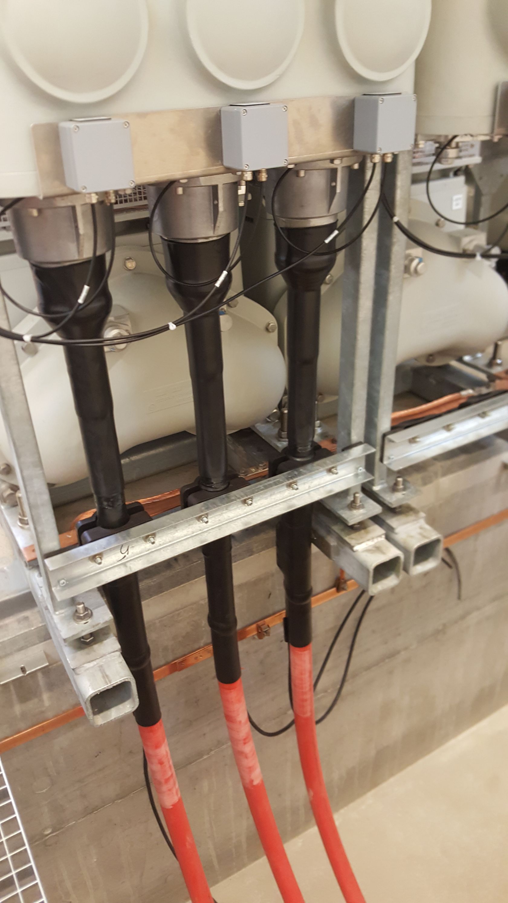 Et nærbillede af en masse ledninger forbundet til en transformer.