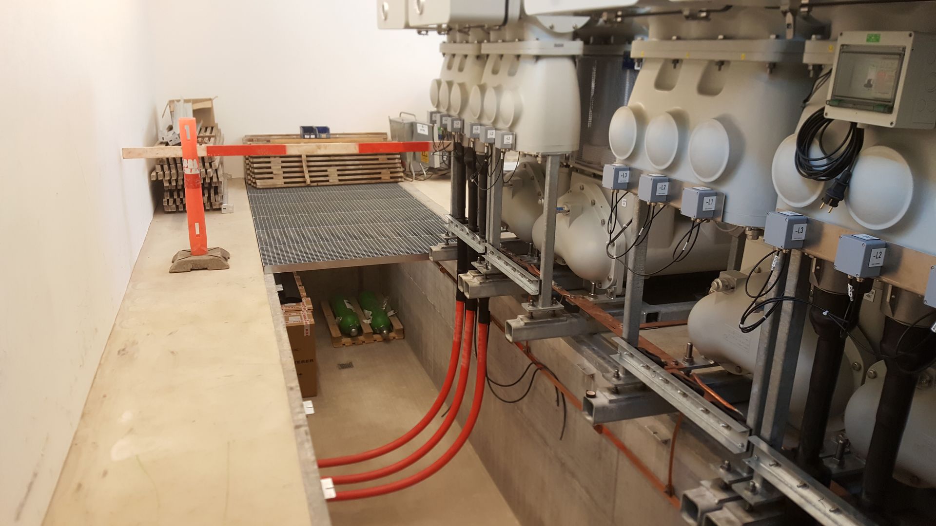 Et rum med en masse elektrisk udstyr i det.