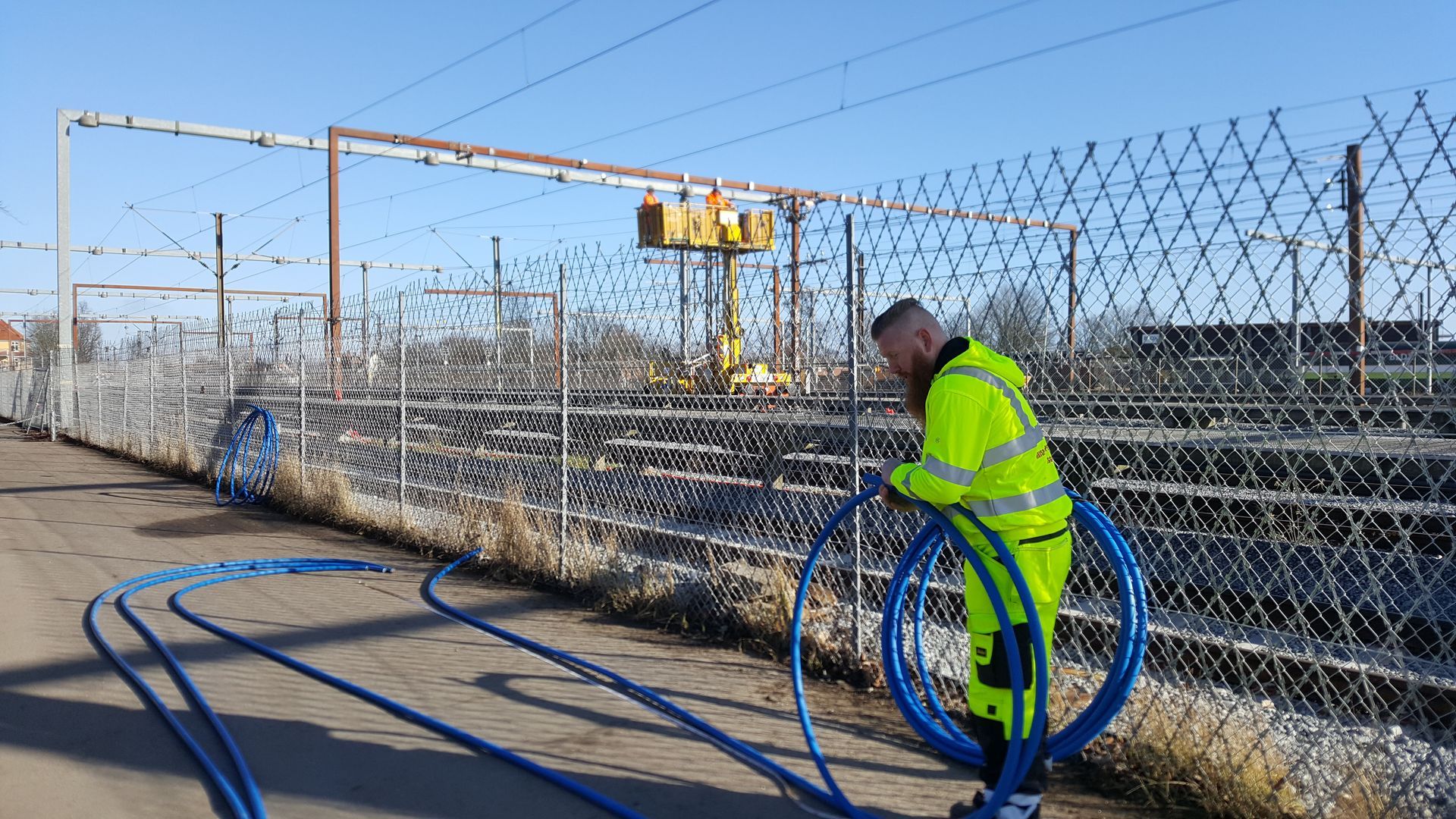 En mand samler kabler sammen