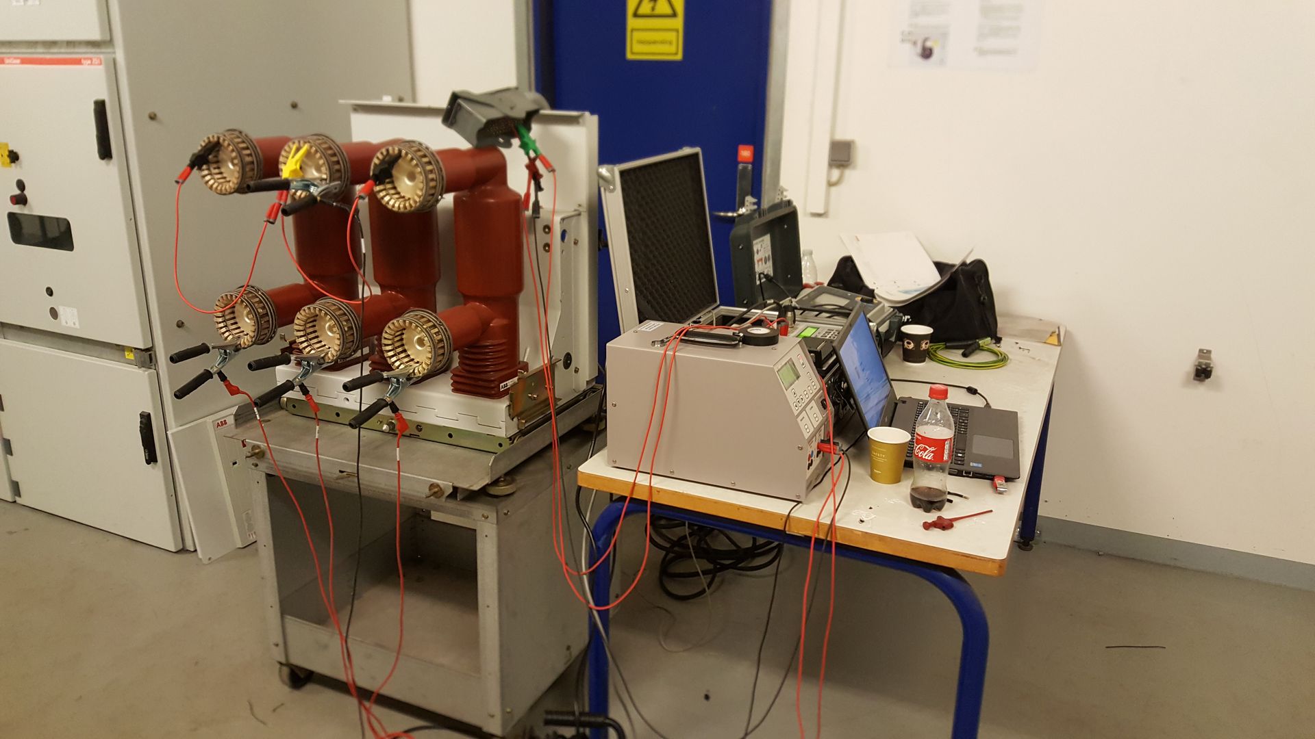 Et rum med et bord og en computer på.