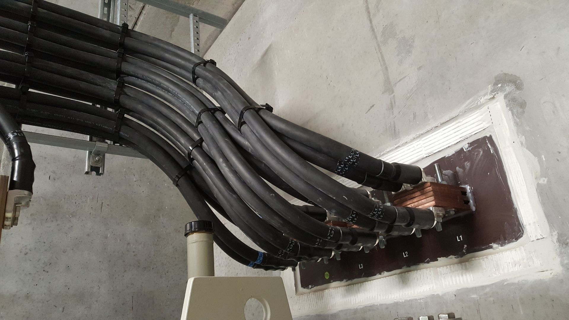 En masse elektriske ledninger er forbundet til en væg.