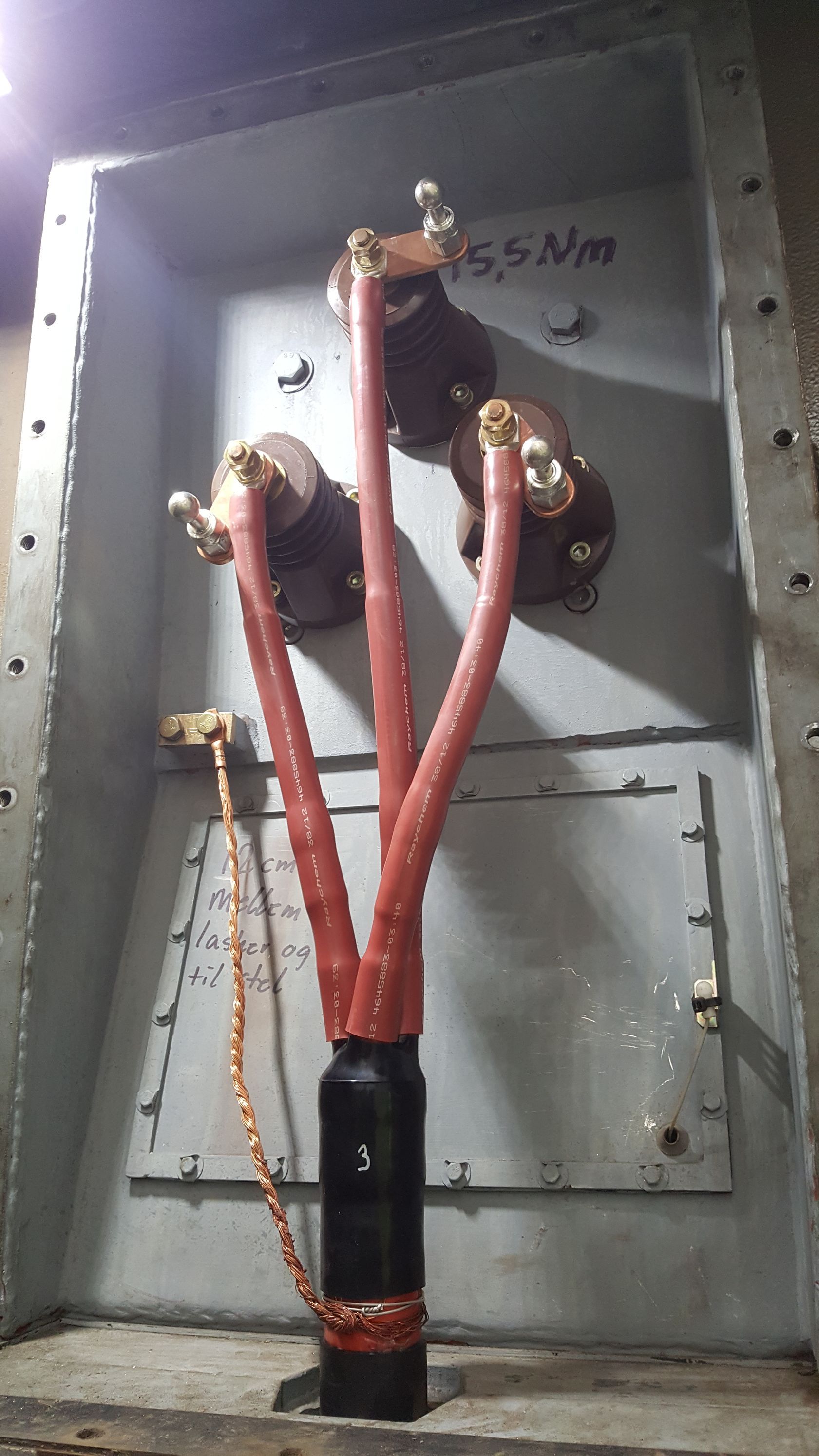 En masse ledninger er forbundet til en boks.