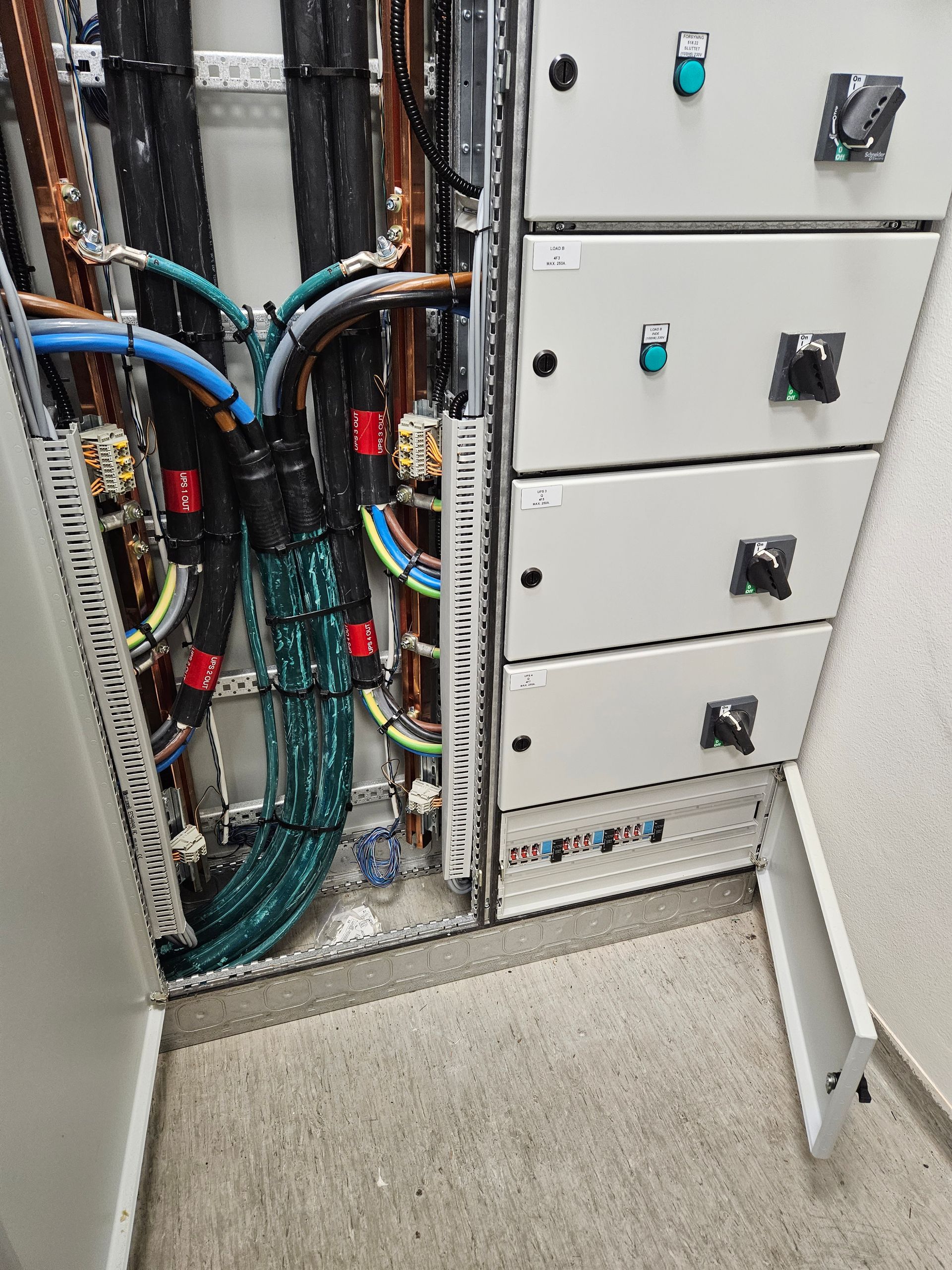 Et skab med en masse ledninger, der kommer ud af det