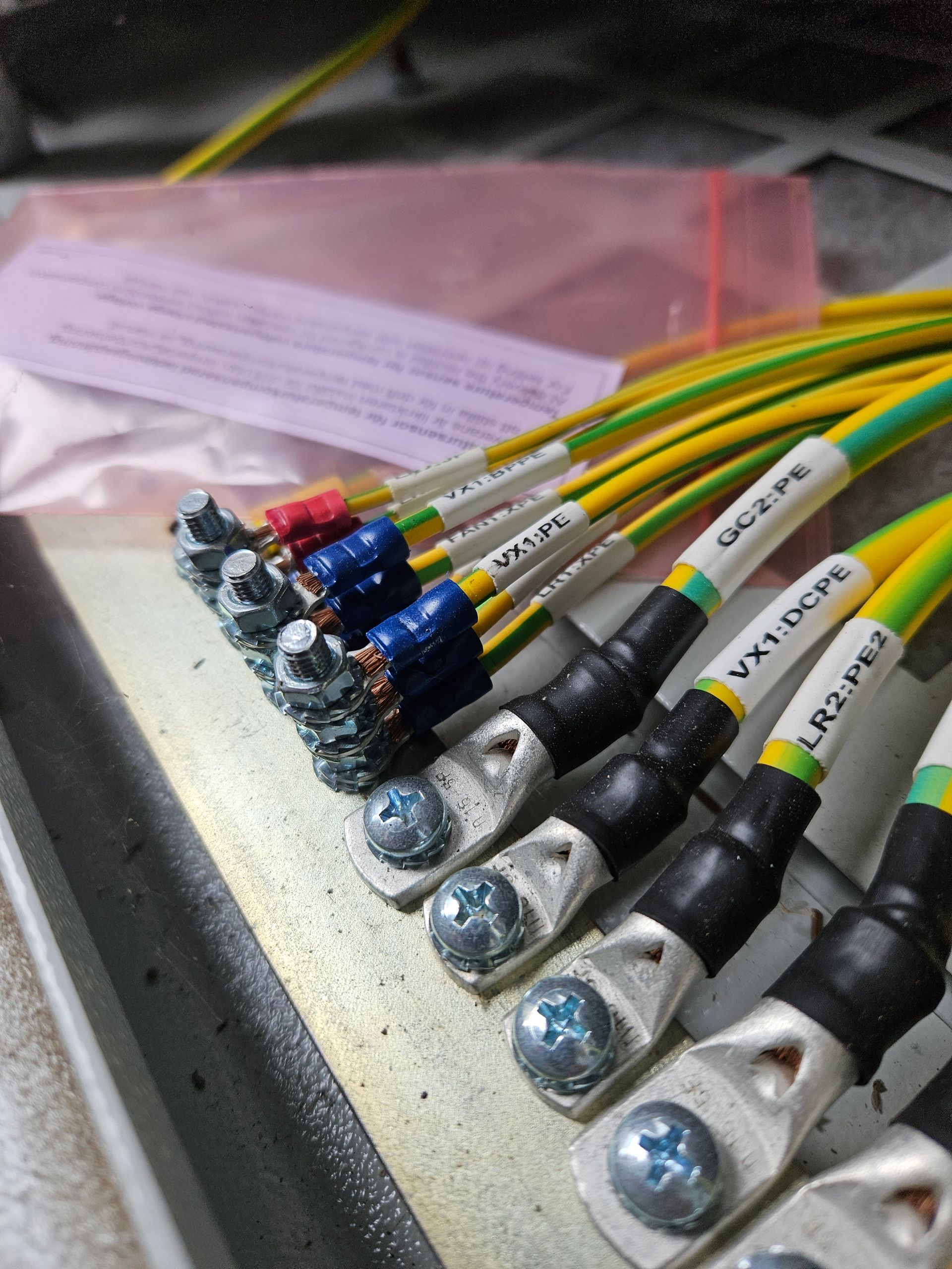 En masse elektriske ledninger med etiketter på