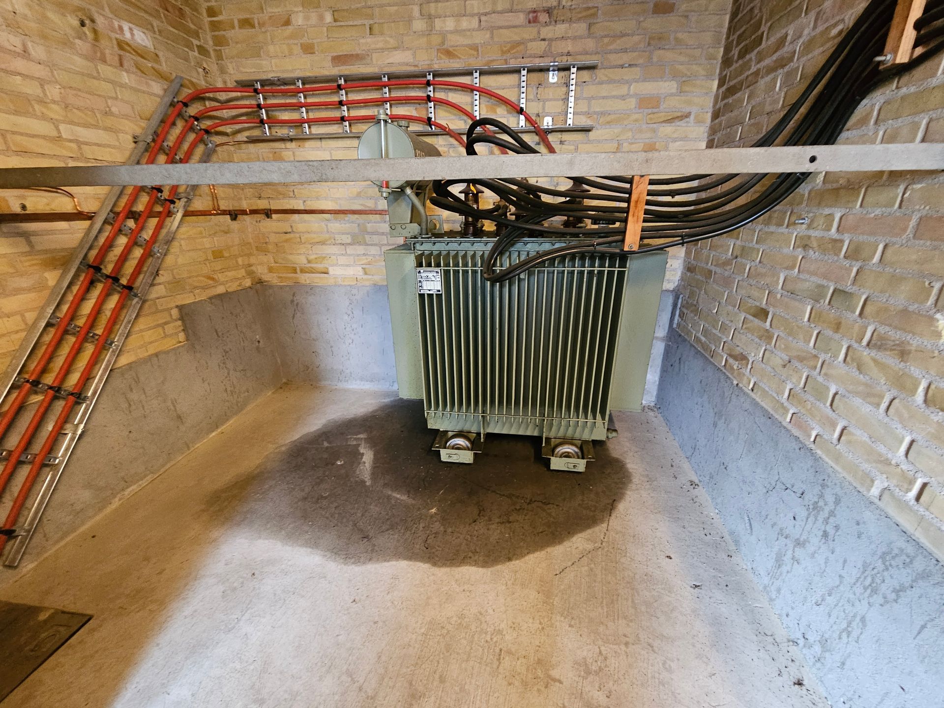 Et rum med en murstensvæg og en transformer på gulvet
