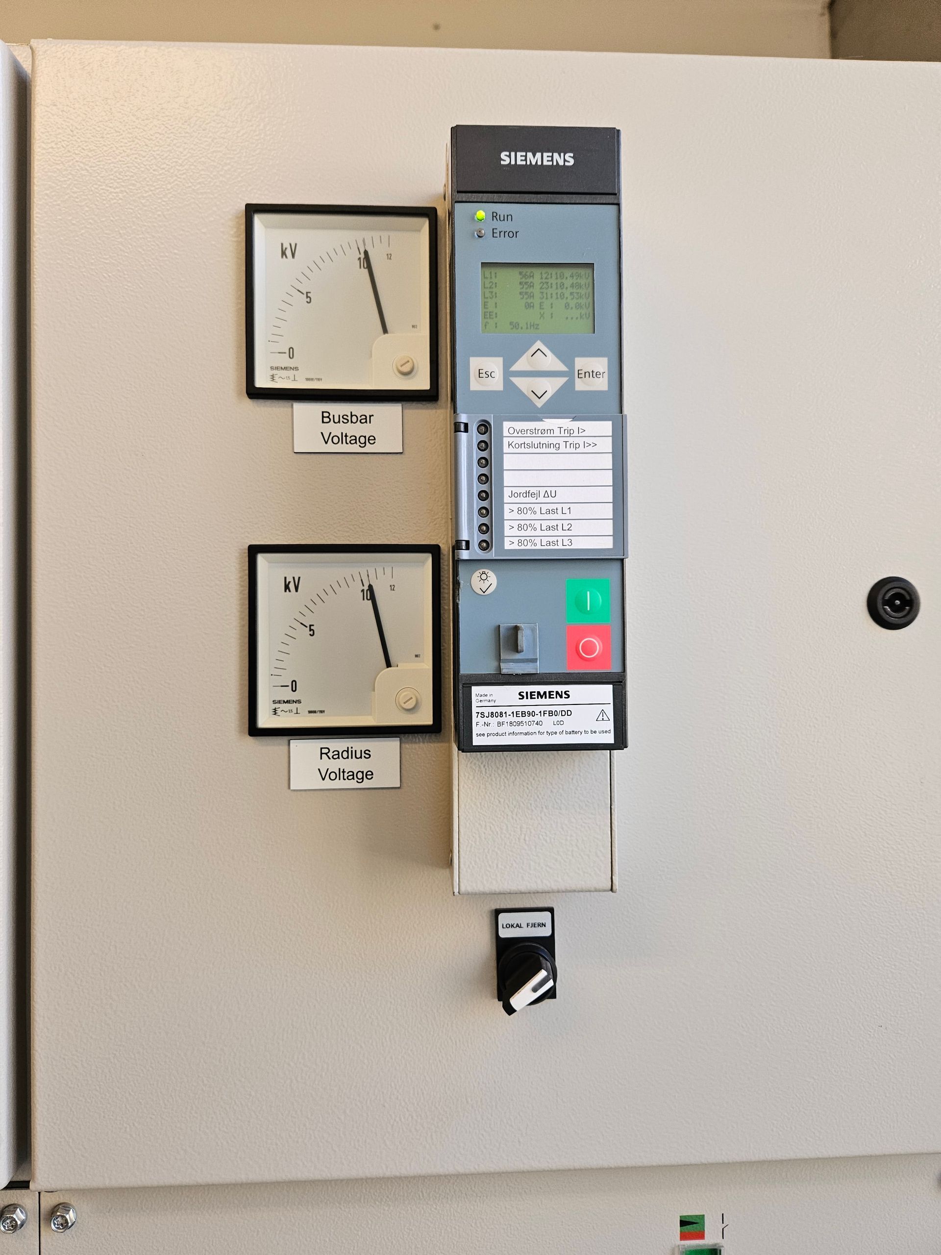 Et kontrolpanel med en enhed, hvorpå der står 'Epson'