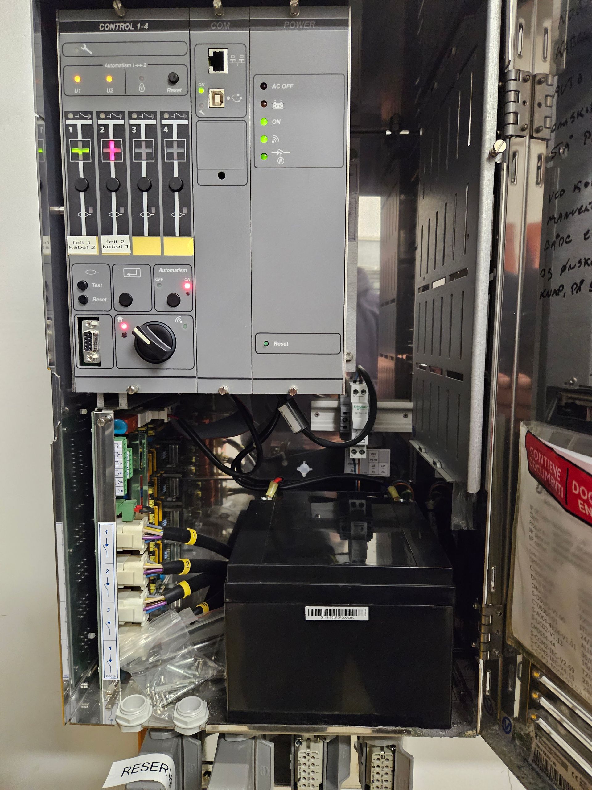 Indersiden af ​​en el-boks med et batteri i