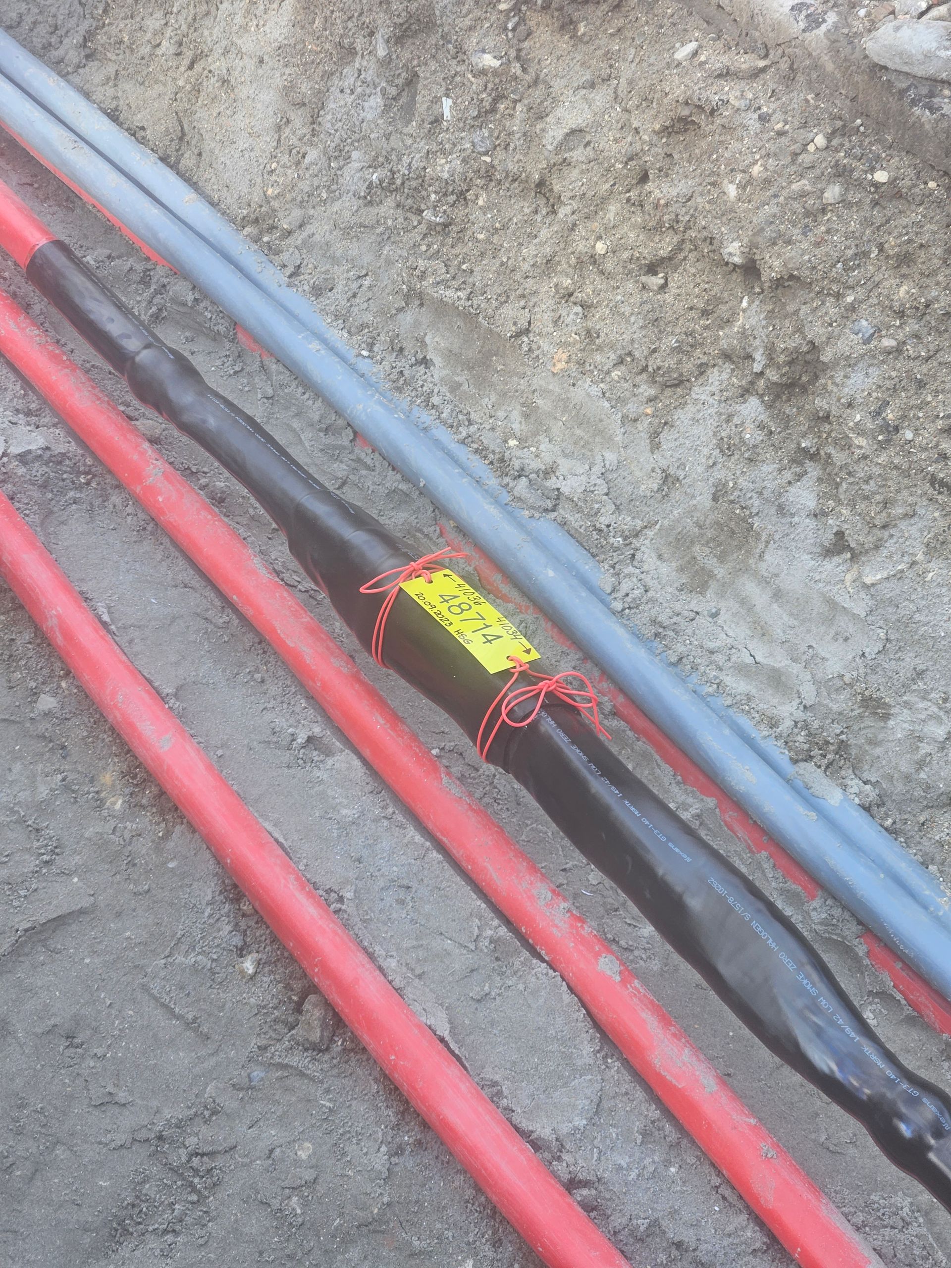 En masse elektriske ledninger ligger på jorden.