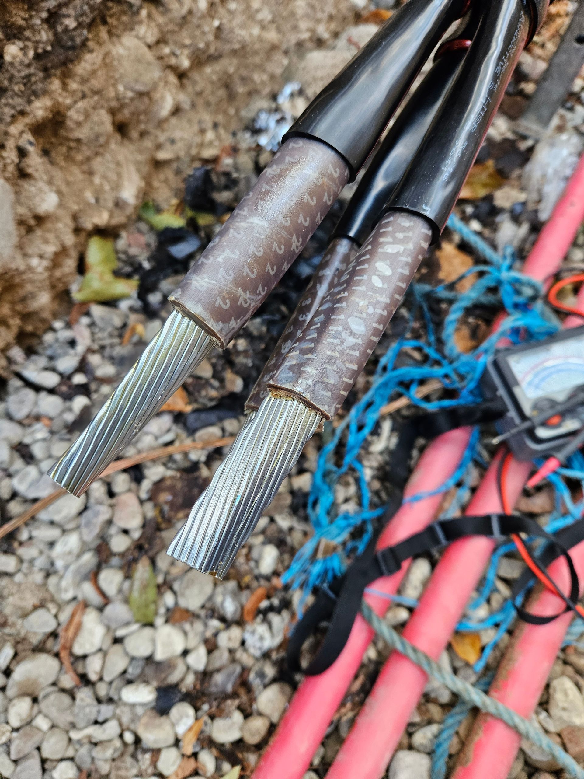 En masse ledninger ligger på jorden