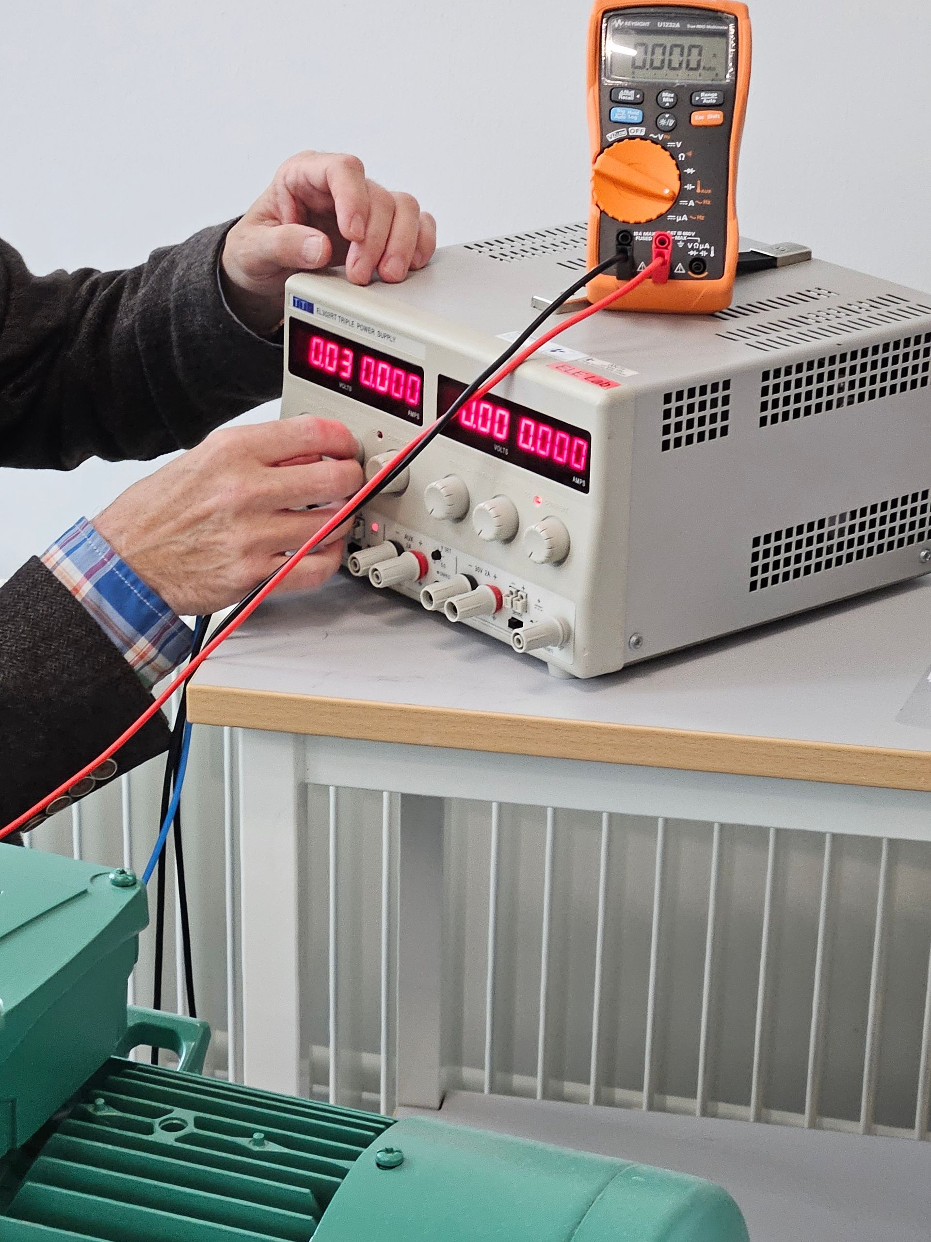 En mand bruger et multimeter til at teste en maskine