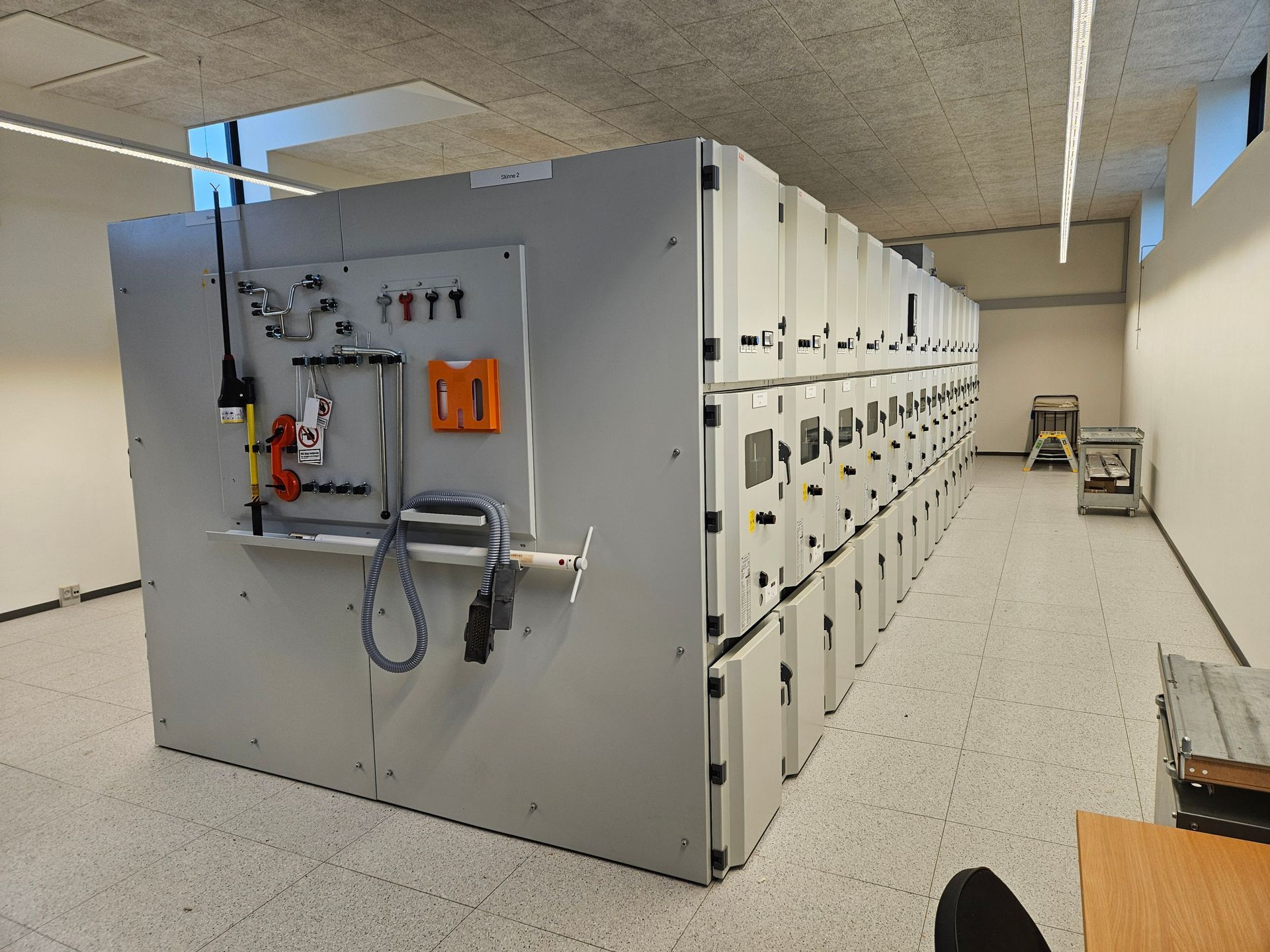 Et rum med en masse elektrisk udstyr i det