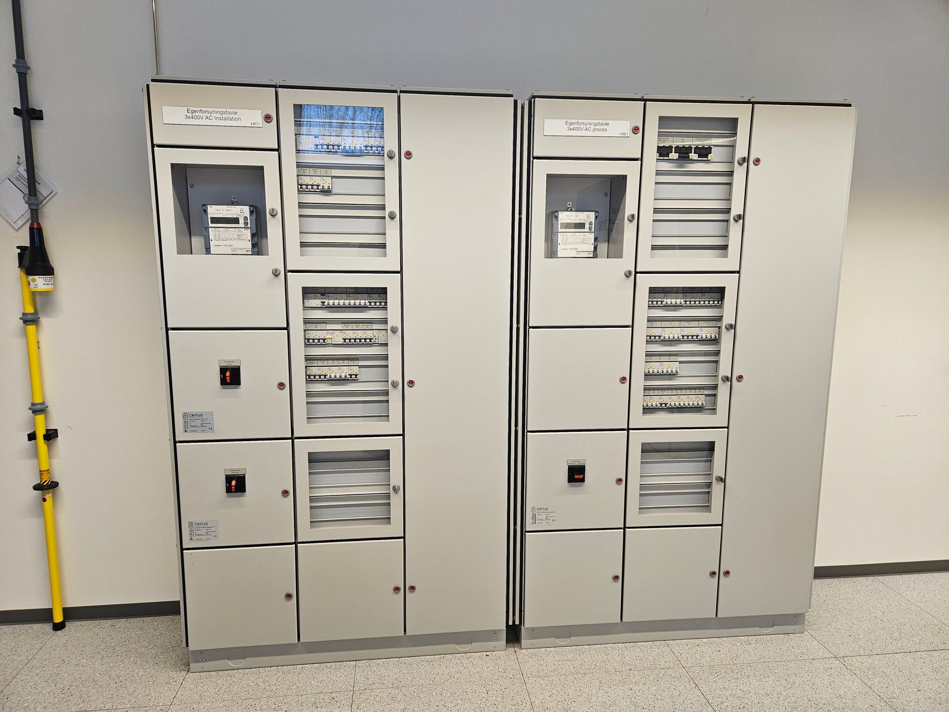 En række skabe med et, hvor der står 'a' på