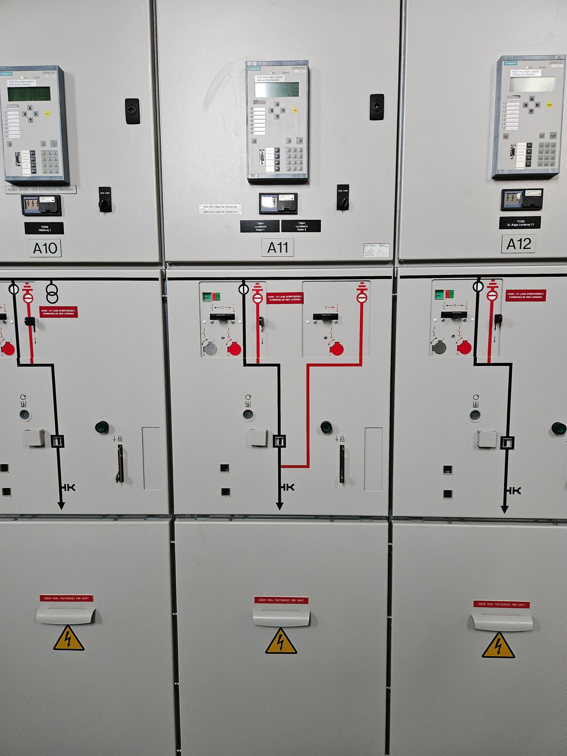 En række elskabe med numre på