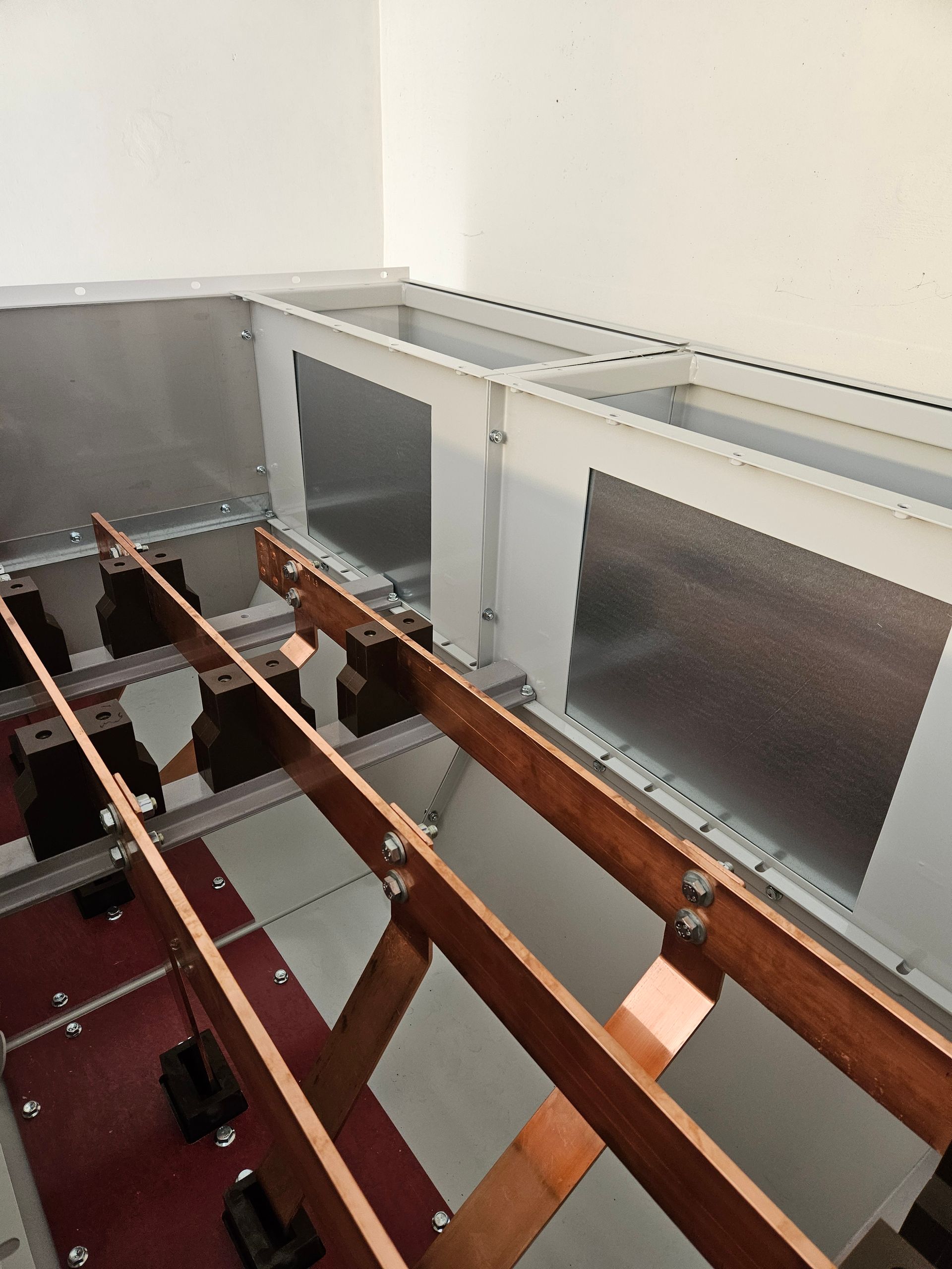 En metalstruktur med træbjælker og kobbertråde