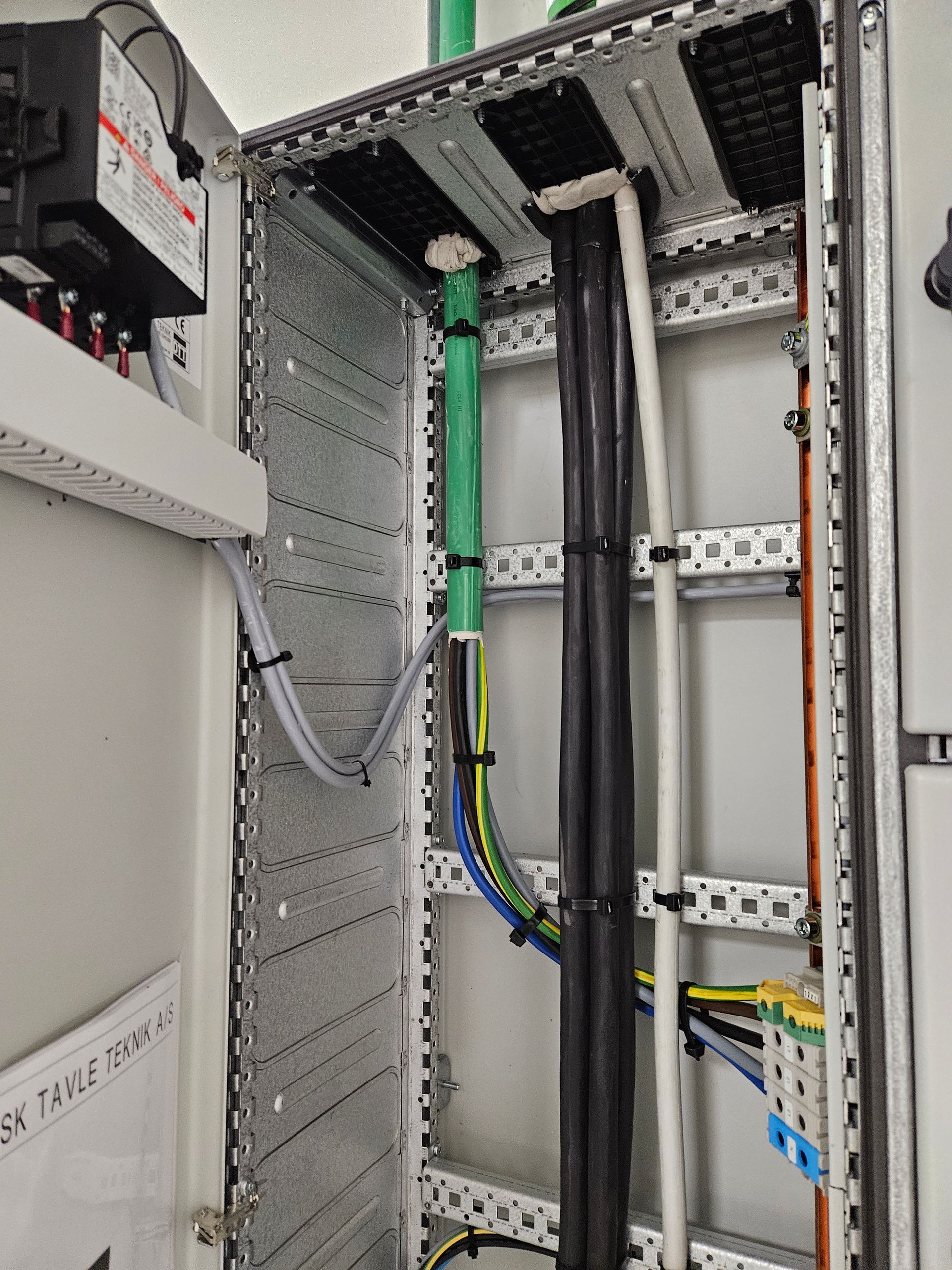 Et skab med en masse ledninger, der kommer ud af det.