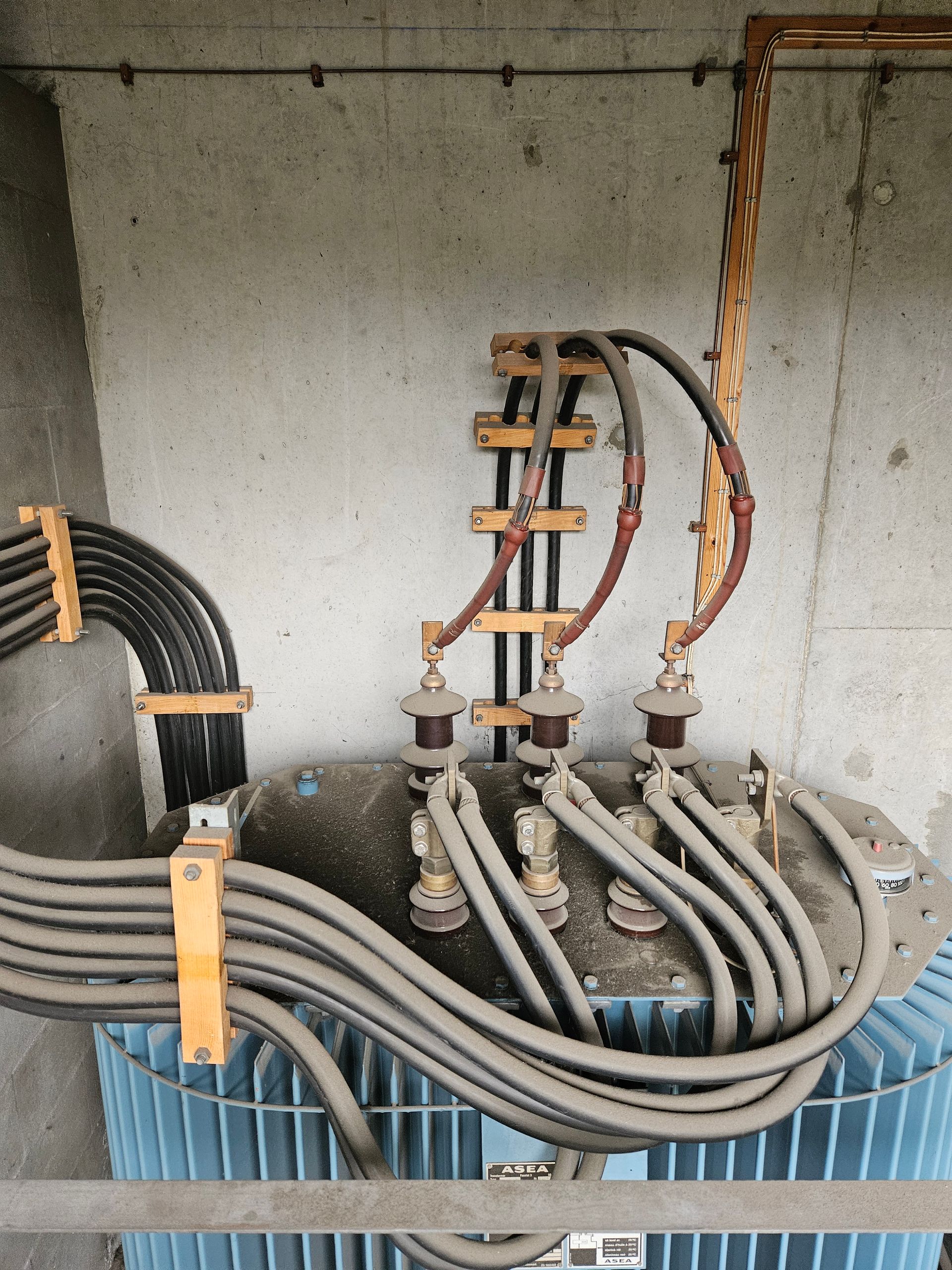 En transformer med en masse ledninger, der kommer ud af den