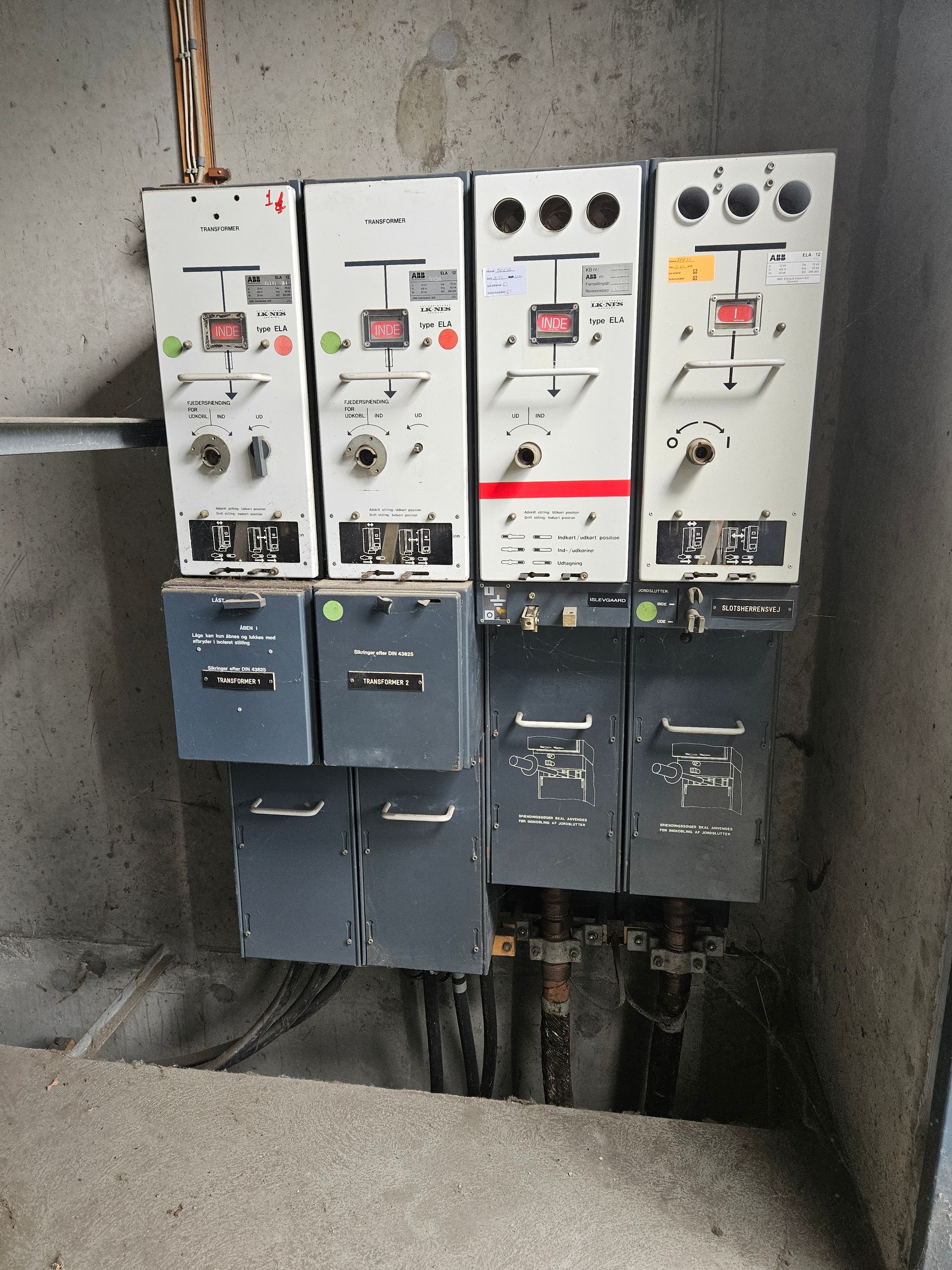 En masse el-dåser er stablet oven på hinanden