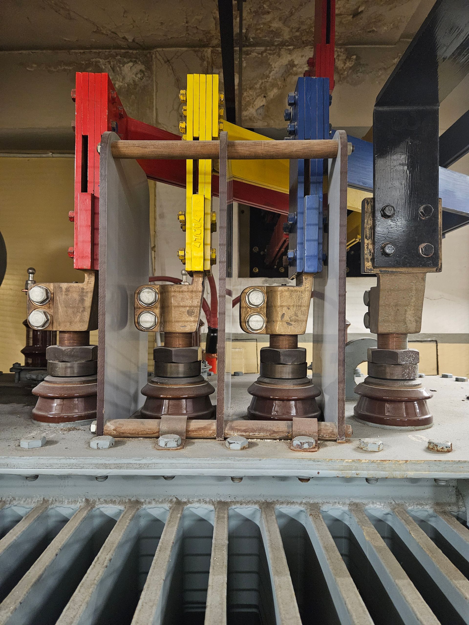 Et nærbillede af en maskine med en masse ledninger, der kommer ud af den