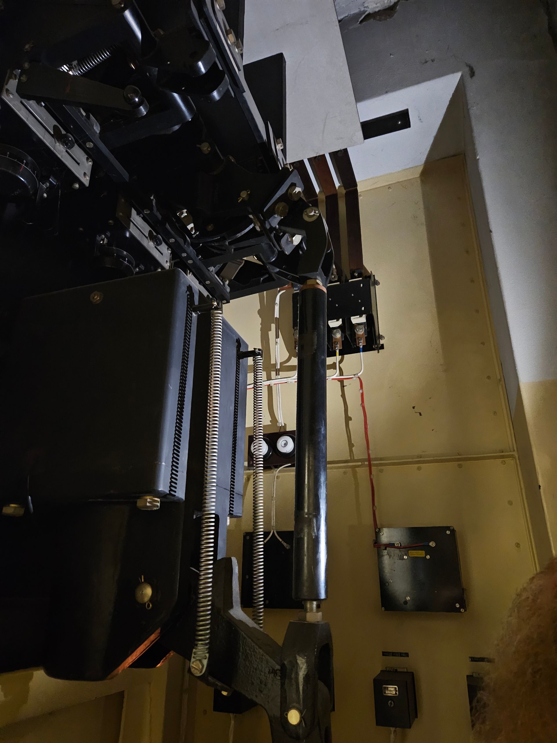 En telefon står på et bord i et værelse.