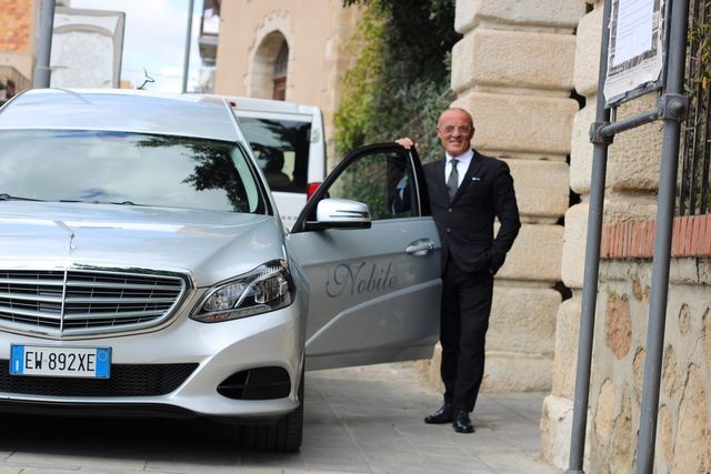 Autista con carro funebre
