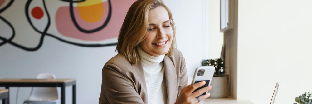 Symbolbild Corporate Influencer, Frau mit Smartphone in der Hand (Bild: frei lizenziert / Unsplash)