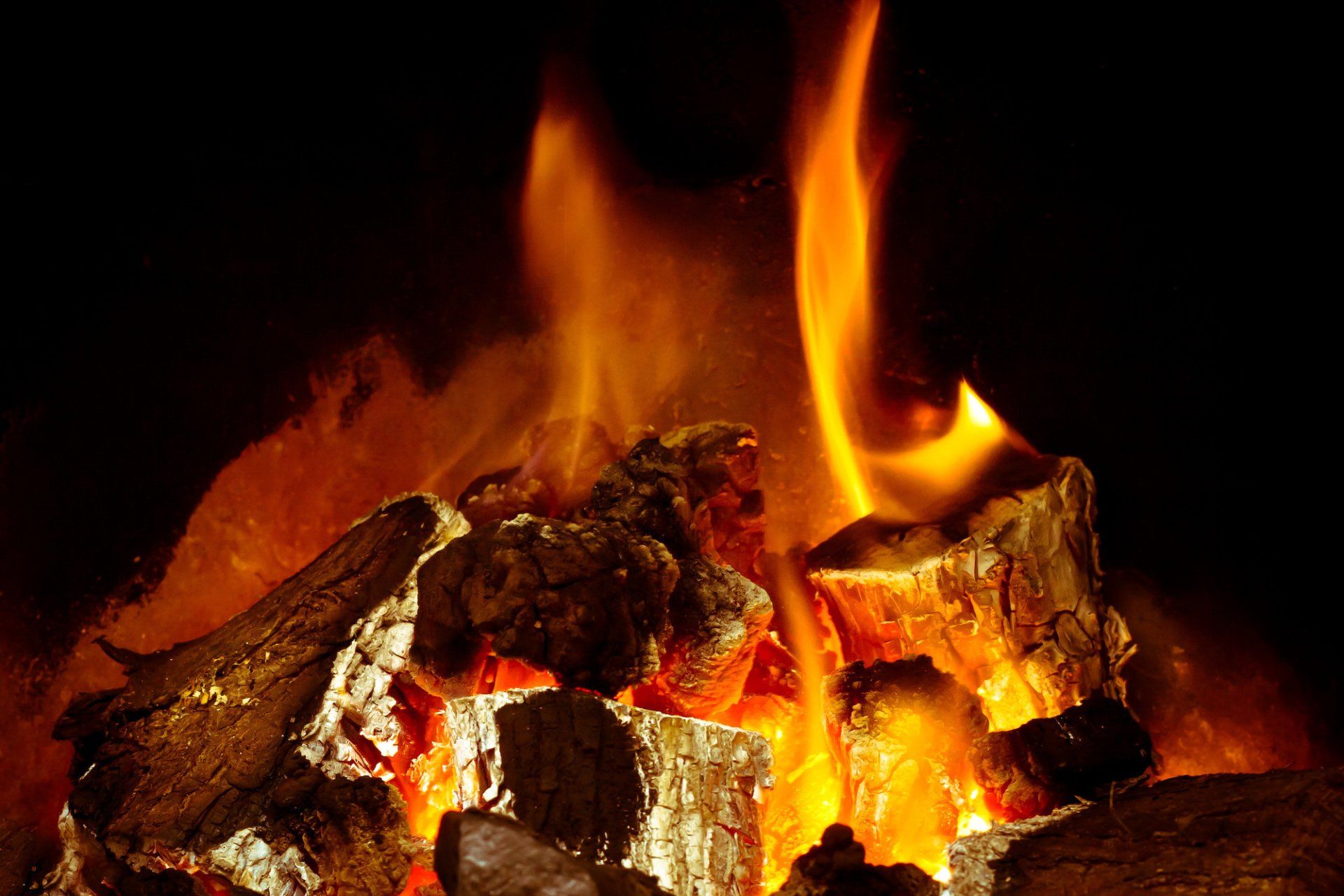 Choosing the Right Gas Logs For Your Gas Fire Pit or Fireplace