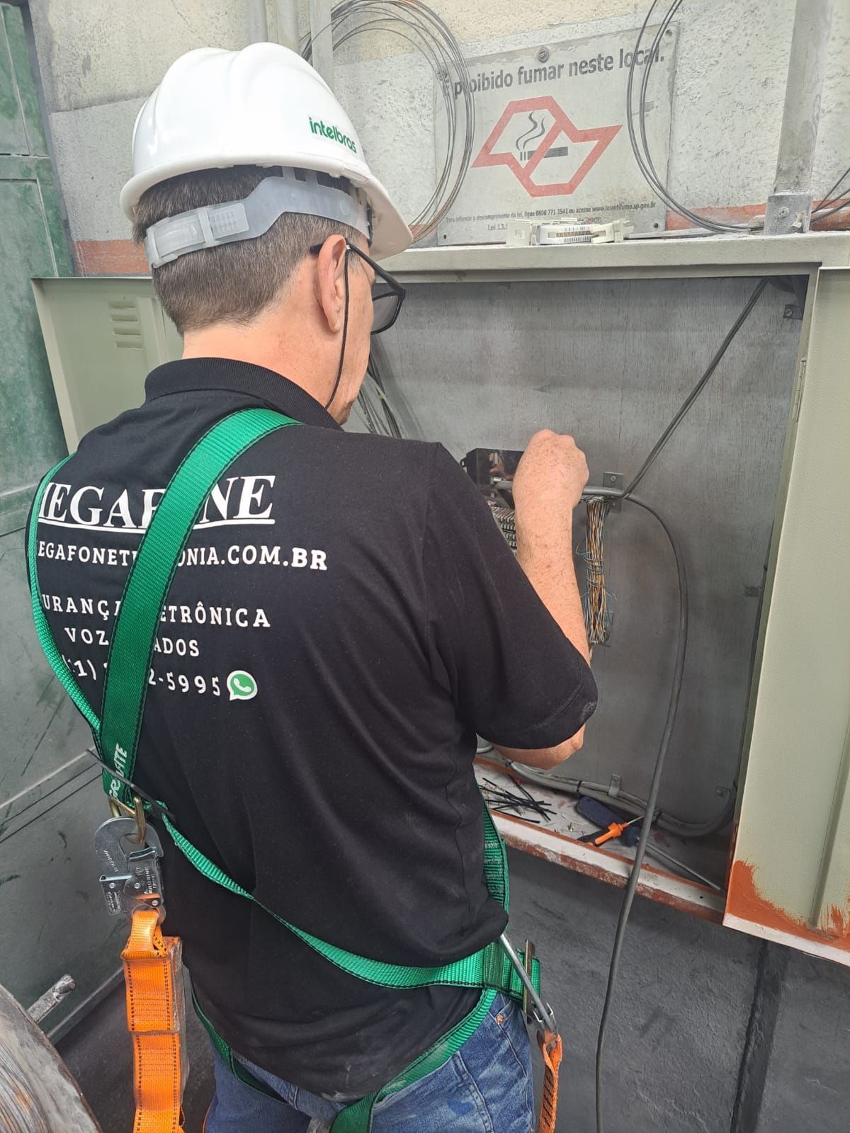 Equipamento de videomonitoramento sendo configurado por técnico especializado