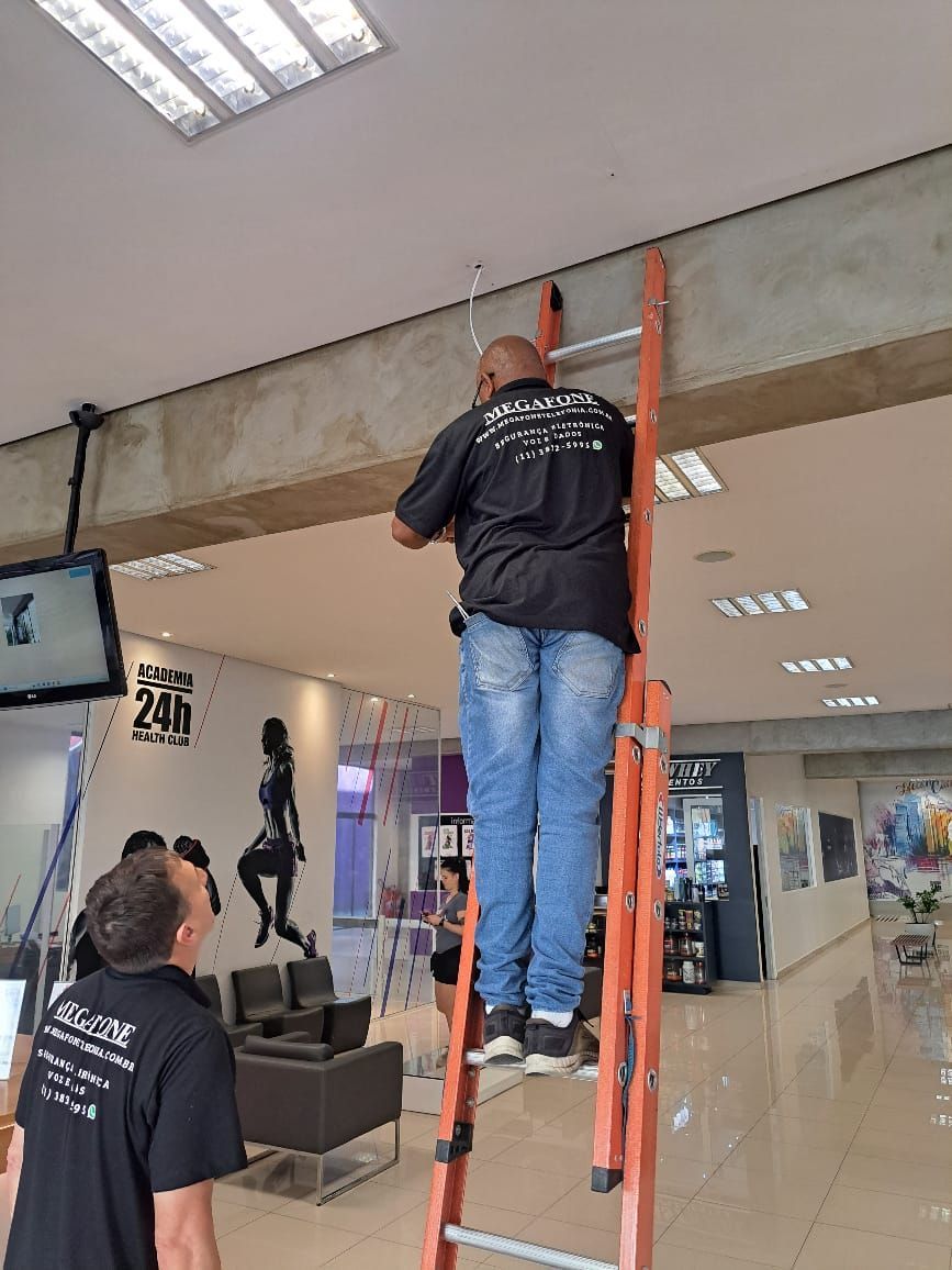 Instalação de câmera de vigilância
