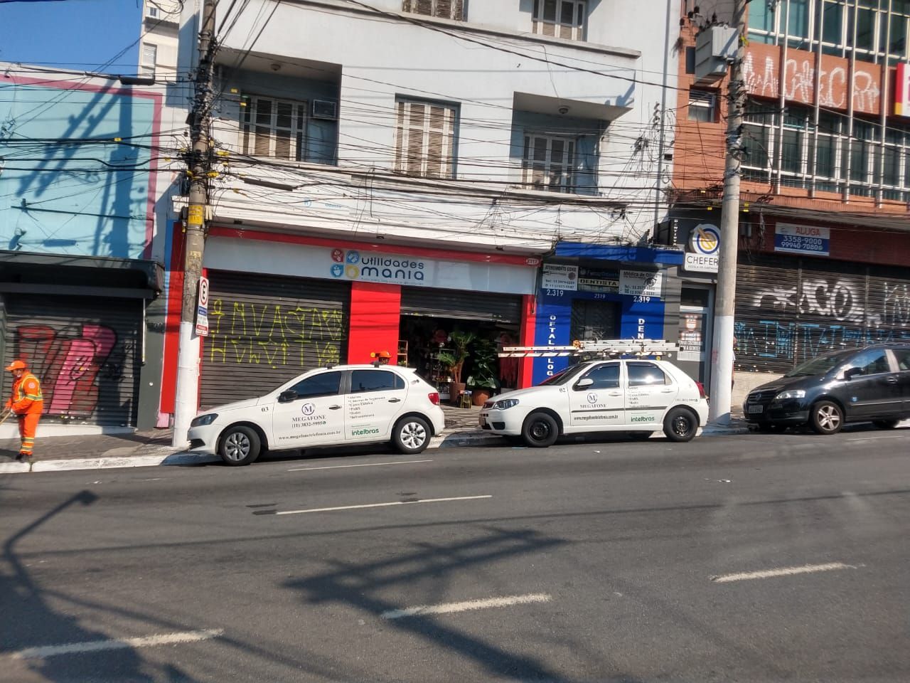 Veículos corporativos da empresa prontos para operação