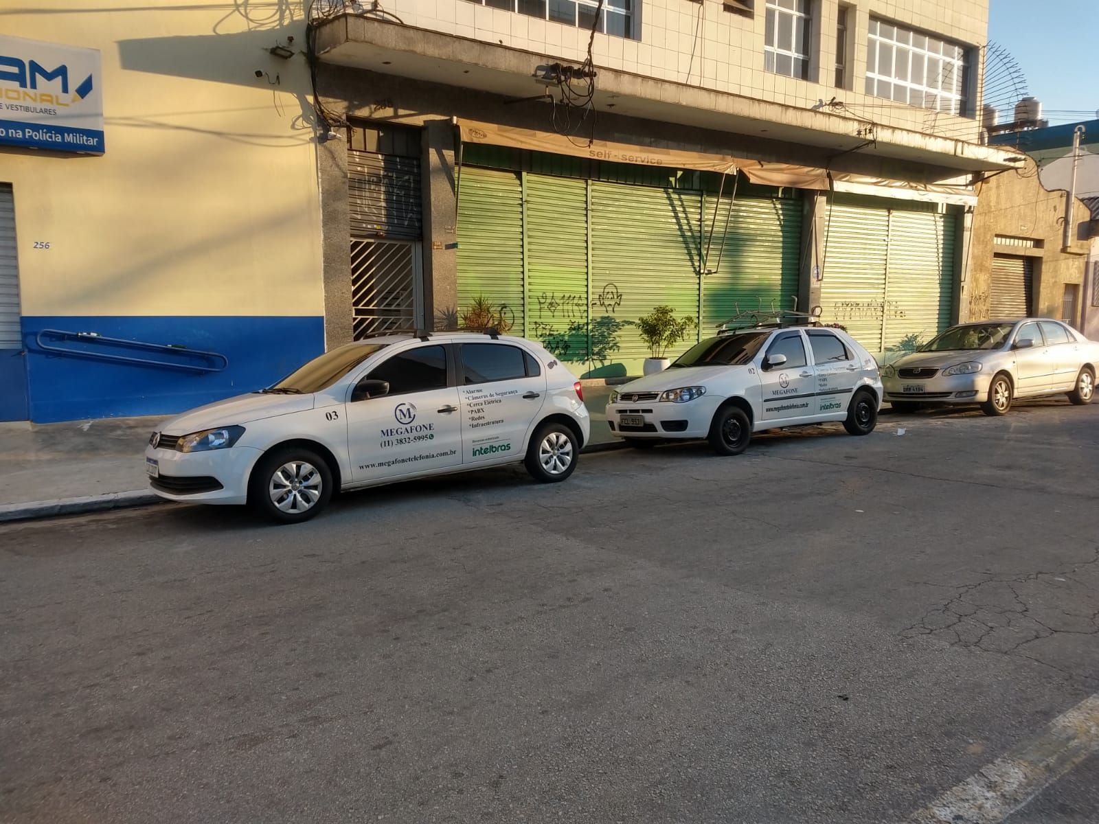 Veículos corporativos da empresa prontos para operação