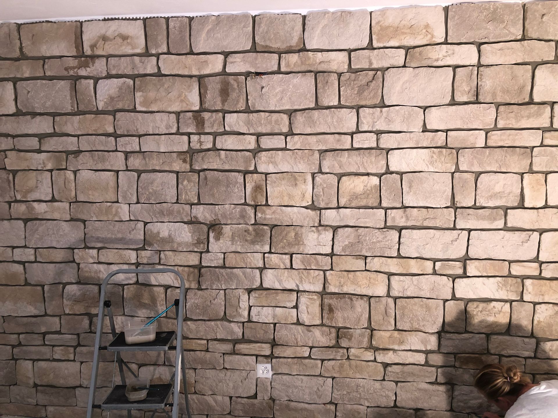 Eine Ziegelmauer mit einer Leiter davor