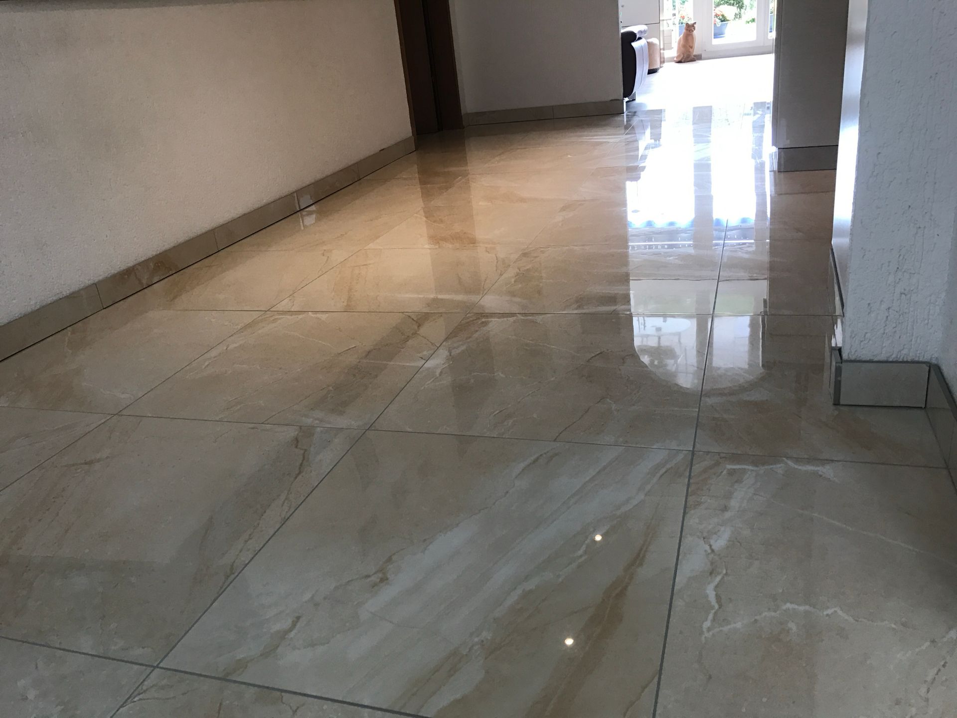 Ein Flur mit Marmorboden und weißer Wand