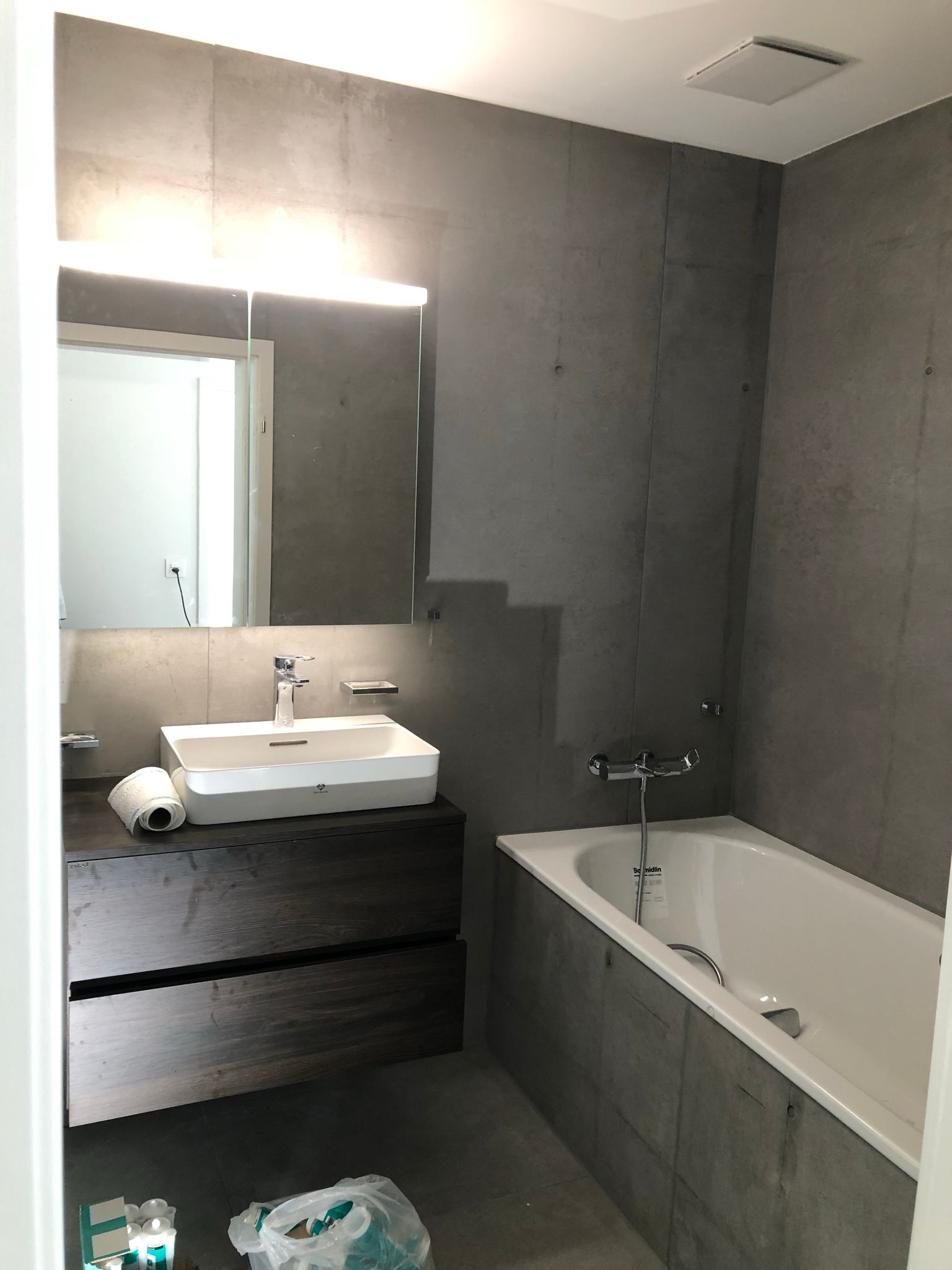 Ein Badezimmer mit Waschbecken, Badewanne und Spiegel.