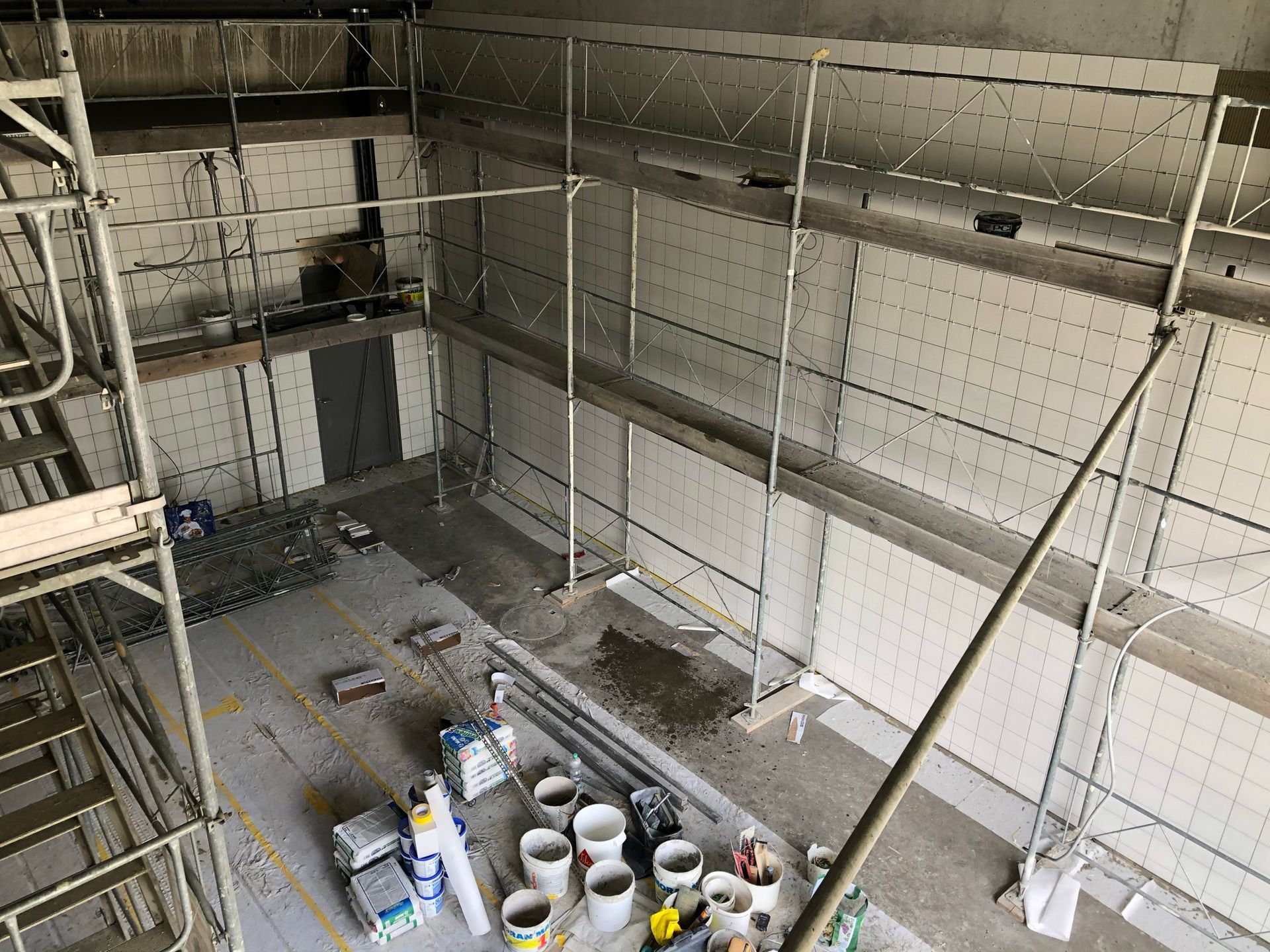 Eine Luftaufnahme eines im Bau befindlichen Gebäudes mit Gerüst und Eimern.