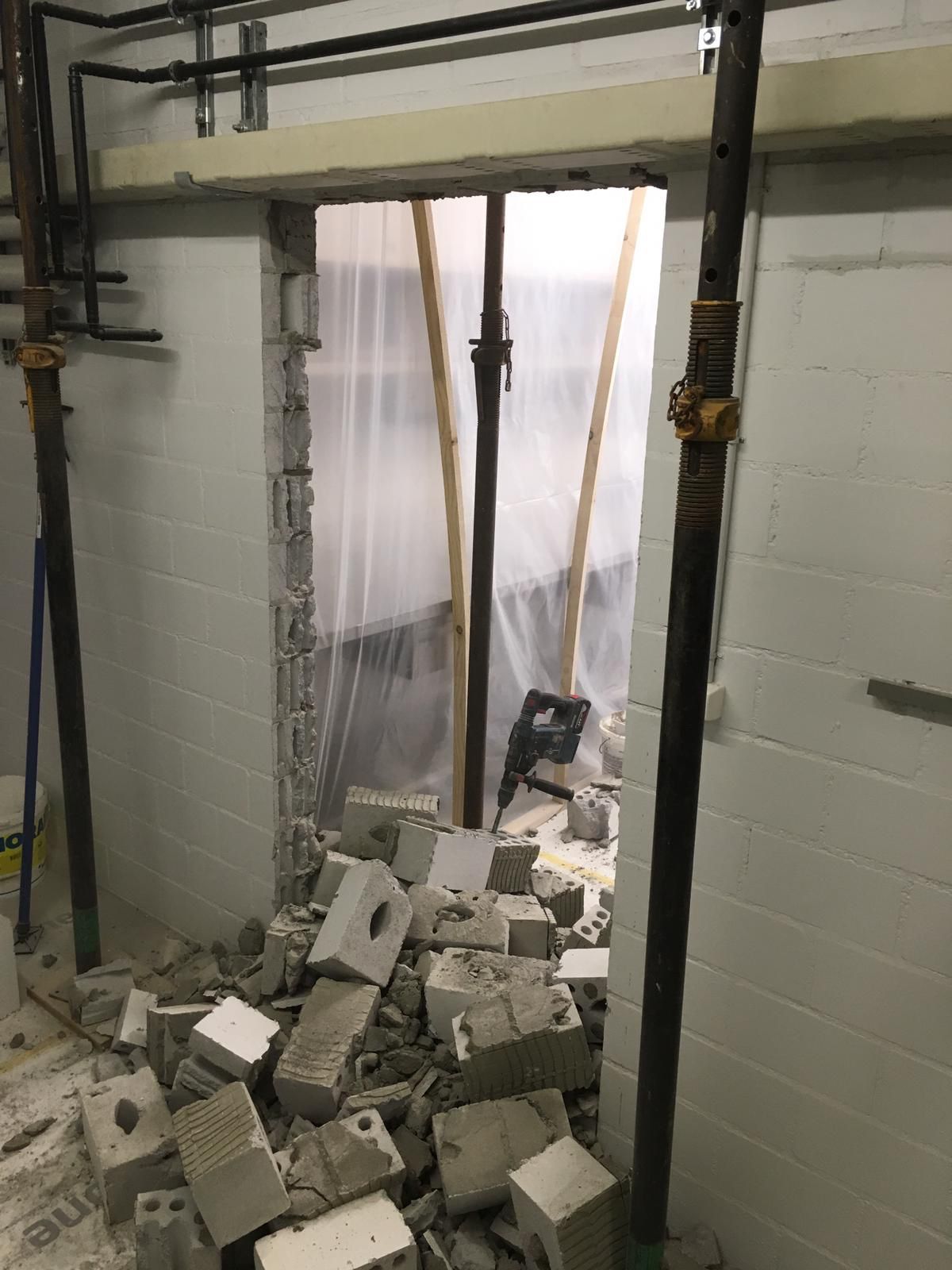 Ein Raum mit vielen Ziegeln auf dem Boden.