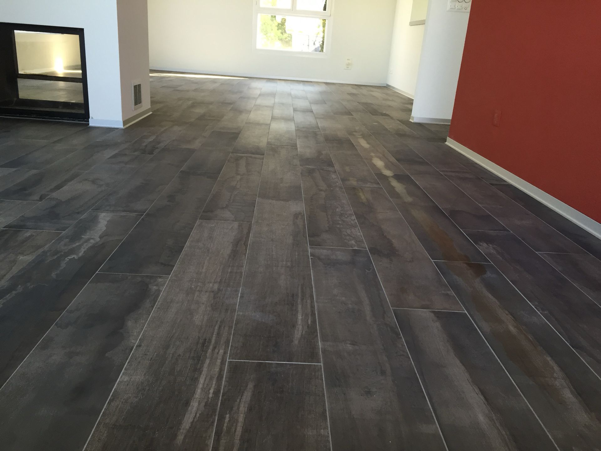 Ein Wohnzimmer mit Holzboden und Kamin